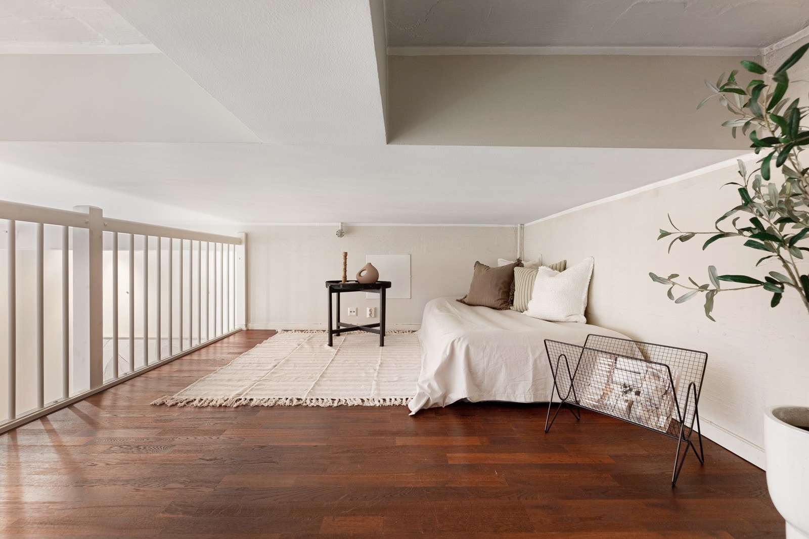 Hemsen benyttes i dag som soverom, hvor det er god plass til den store dobbeltsengen med tilhørende møblement Galleribilde