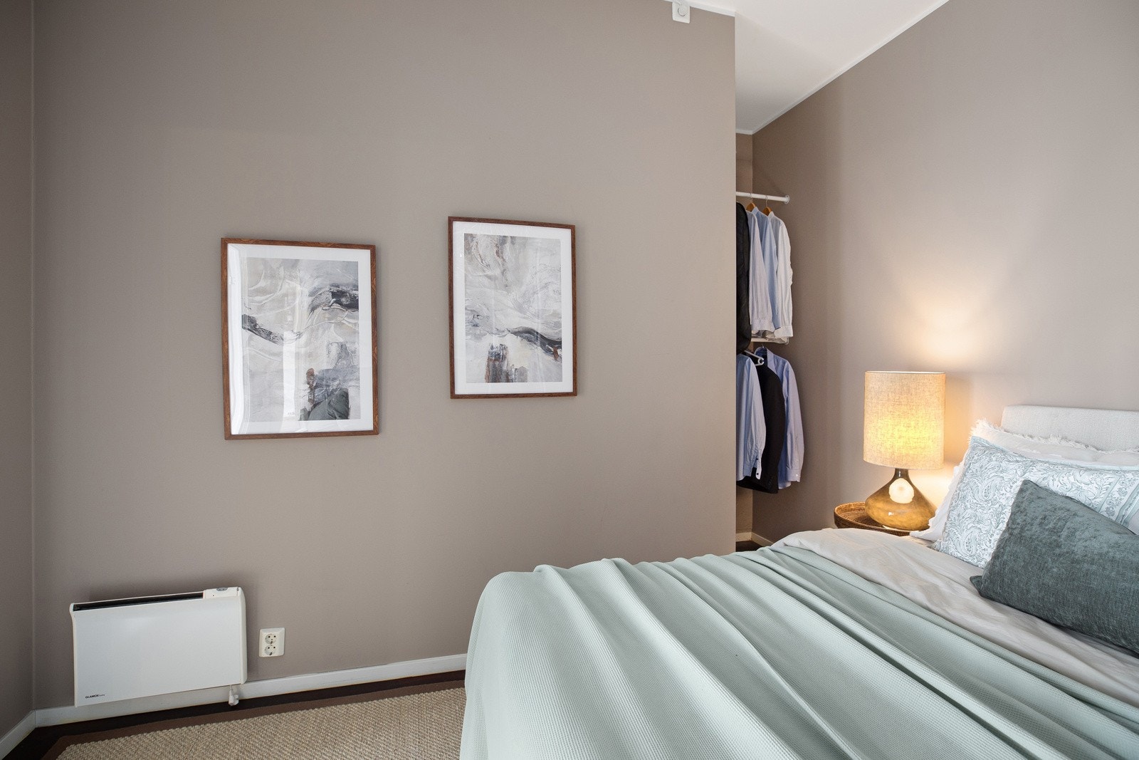 God plass til oppbevaring av klær i plassbygd garderobeskap med speilfronter, samt plassbygde løsninger til oppheng av skjorter og kjoler Galleribilde