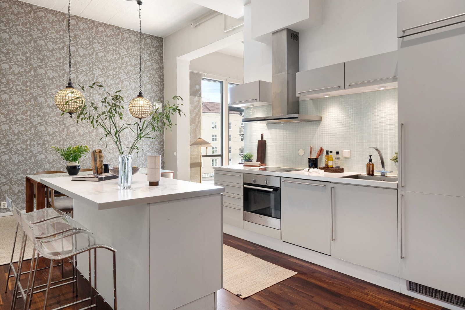 Kjøkkenet byr på god skap- og benkplass til matlaging og oppbevaring Galleribilde