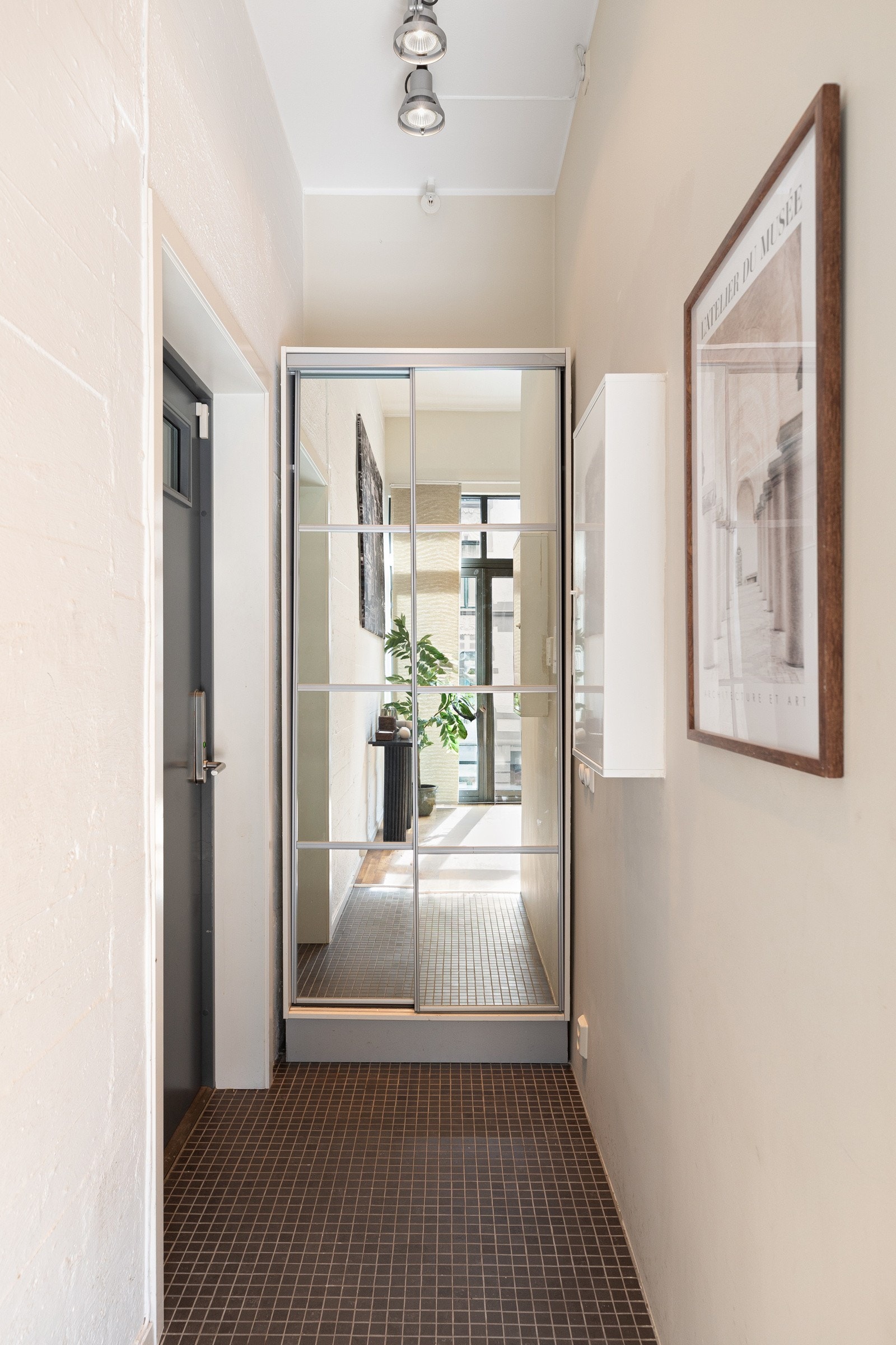 Beliggende i en høy andre etasje med heisadkomst, ønsker leiligheten deg velkommen gjennom en hyggelig entré som gir plass til yttertøy og sko Galleribilde