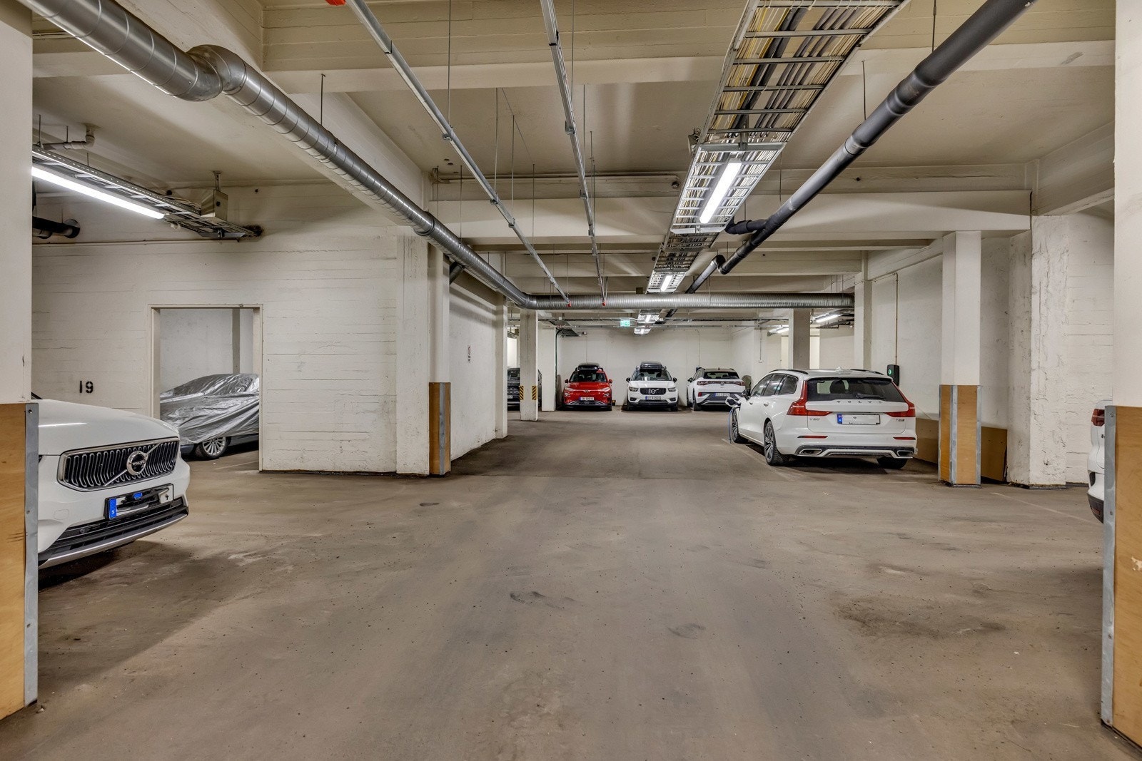 Selger eier egen garasjeplass (og MC-parkering) med ellader i lukket garasjeanlegg med heisadkomst. Garasjeplassen kan kjøpes av ny eier for kr. 550 000-. Galleribilde