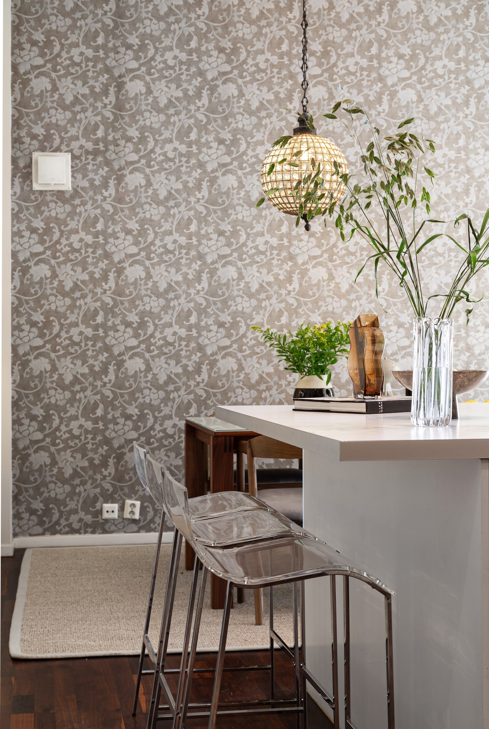 Kjøkkenet byr på god skap- og benkplass til matlaging og oppbevaring, i tillegg til kjøkkenøy med plass til barstoler hvor frokosten enkelt kan nytes Galleribilde