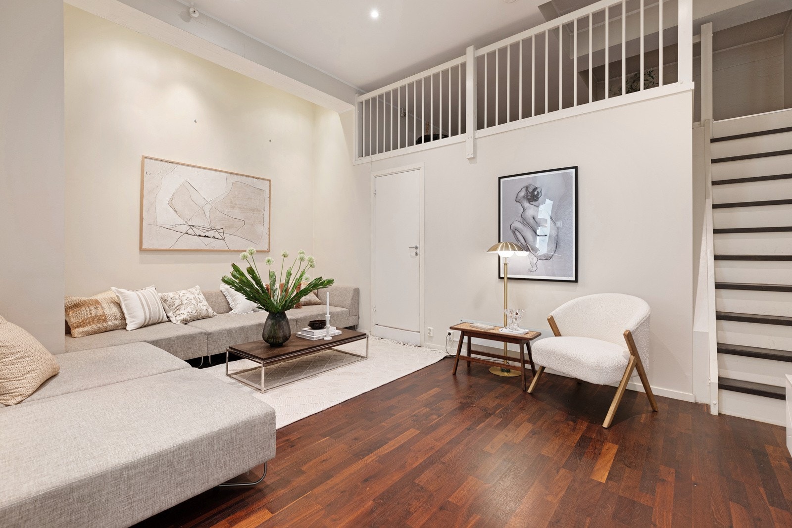 Fantastisk takhøyde og store vindusflater fra tak til gulv som slipper inn rikelig med lys Galleribilde