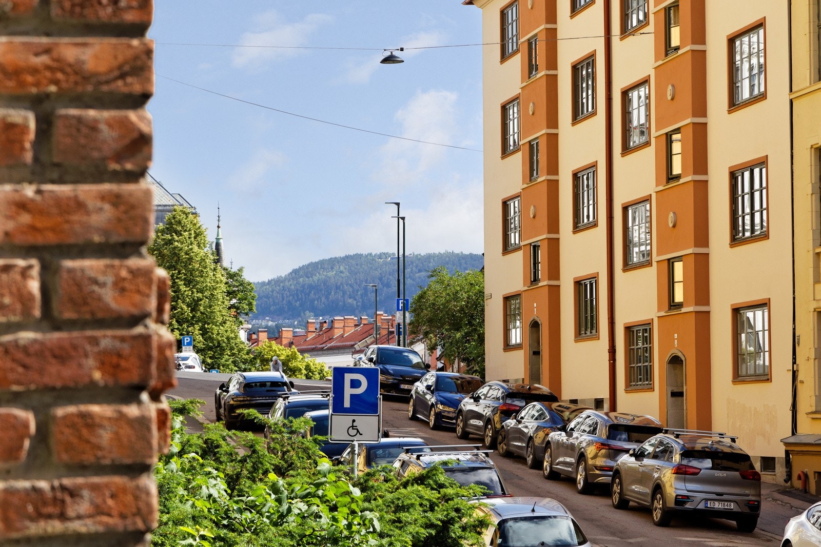 Attraktiv og sentral beliggenhet på populære St. Hanshaugen. Bygården ligger pent til i en rolig gate med gåavstand til "alt" Galleribilde