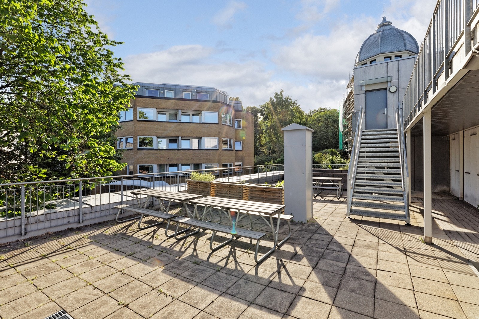 Felles takterrasse med sittegrupper og gode solforhold, som gir deg muligheten til å nyte solfylte dager Galleribilde
