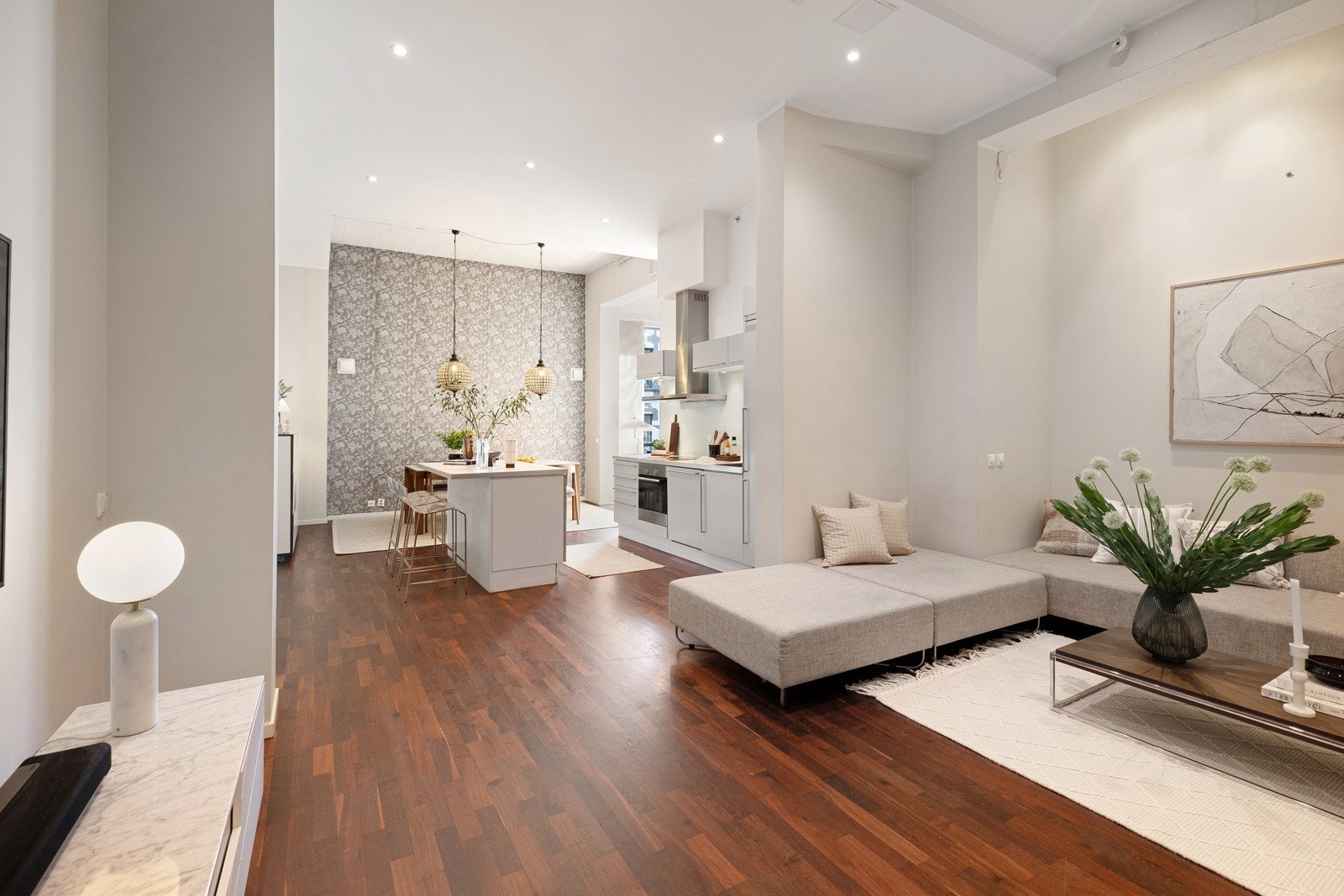 Bygget var en tidligere trafostasjon som ble omgjort til boliger i 2005, og byr på moderne fasiliteter som heisadkomst og felles takterrasse Galleribilde