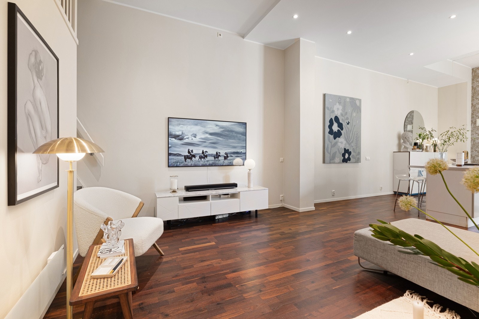 Hemsen ligger høyt og fritt til i leiligheten med lys fra stuen, noe som bidrar til ro og kvalitetssøvn Galleribilde