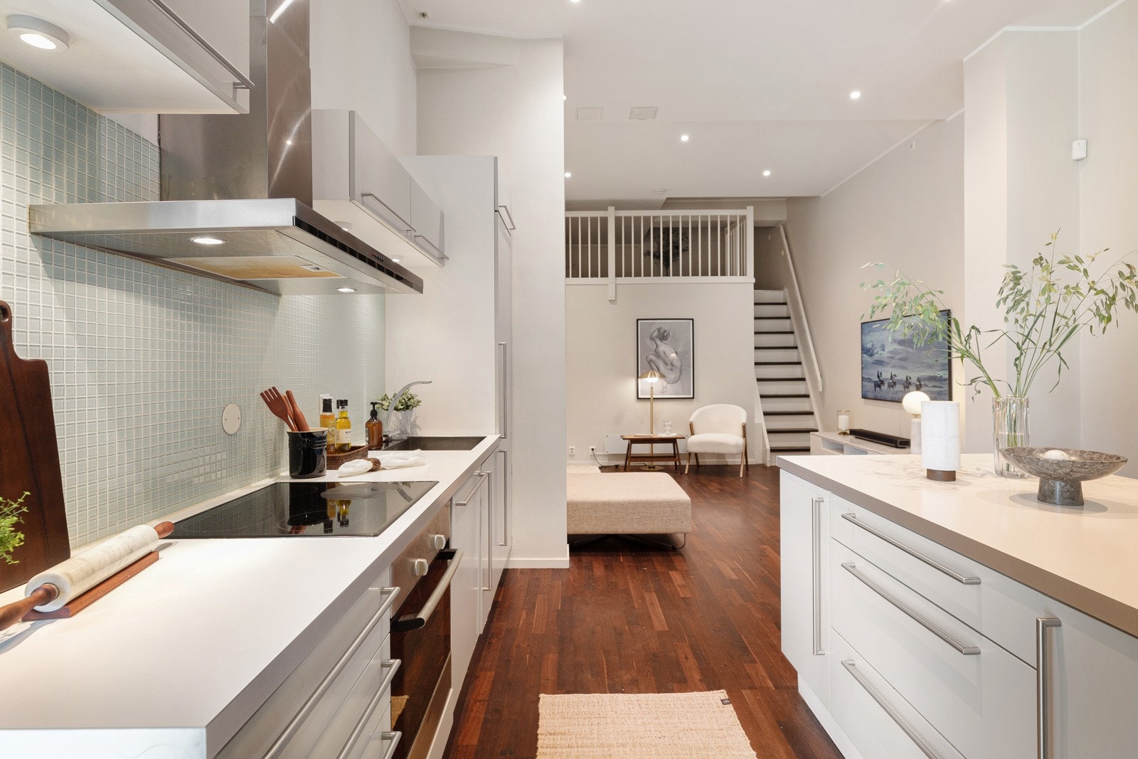 Kjøkkeninnredningen er spesiallaget av entreprenør og byr på lys og delikate fronter og benkeplate i laminat Galleribilde