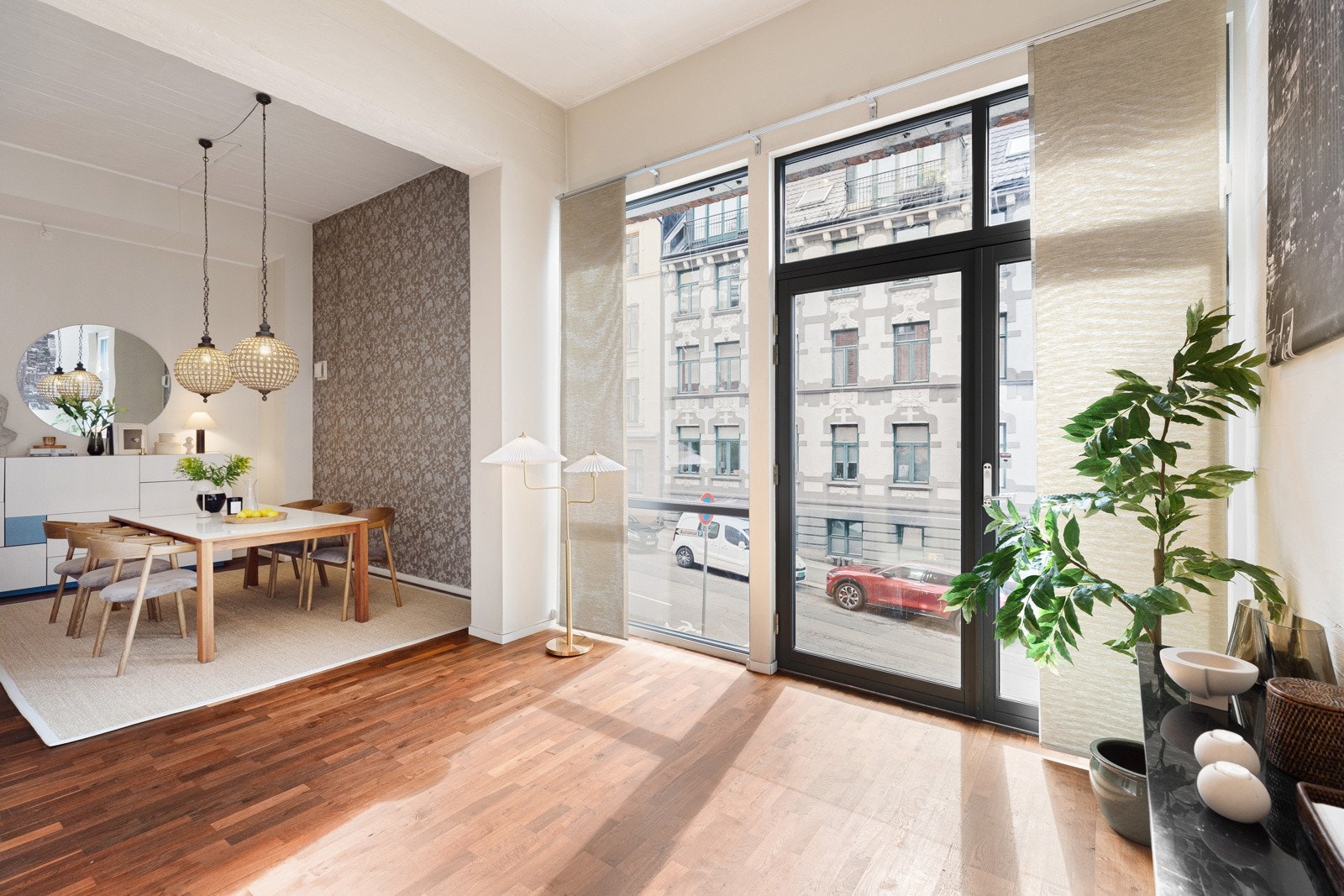 Leiligheten er tegnet av interiørarkitekt som har sørget for en gjennomført stil med gode materialvalg Galleribilde