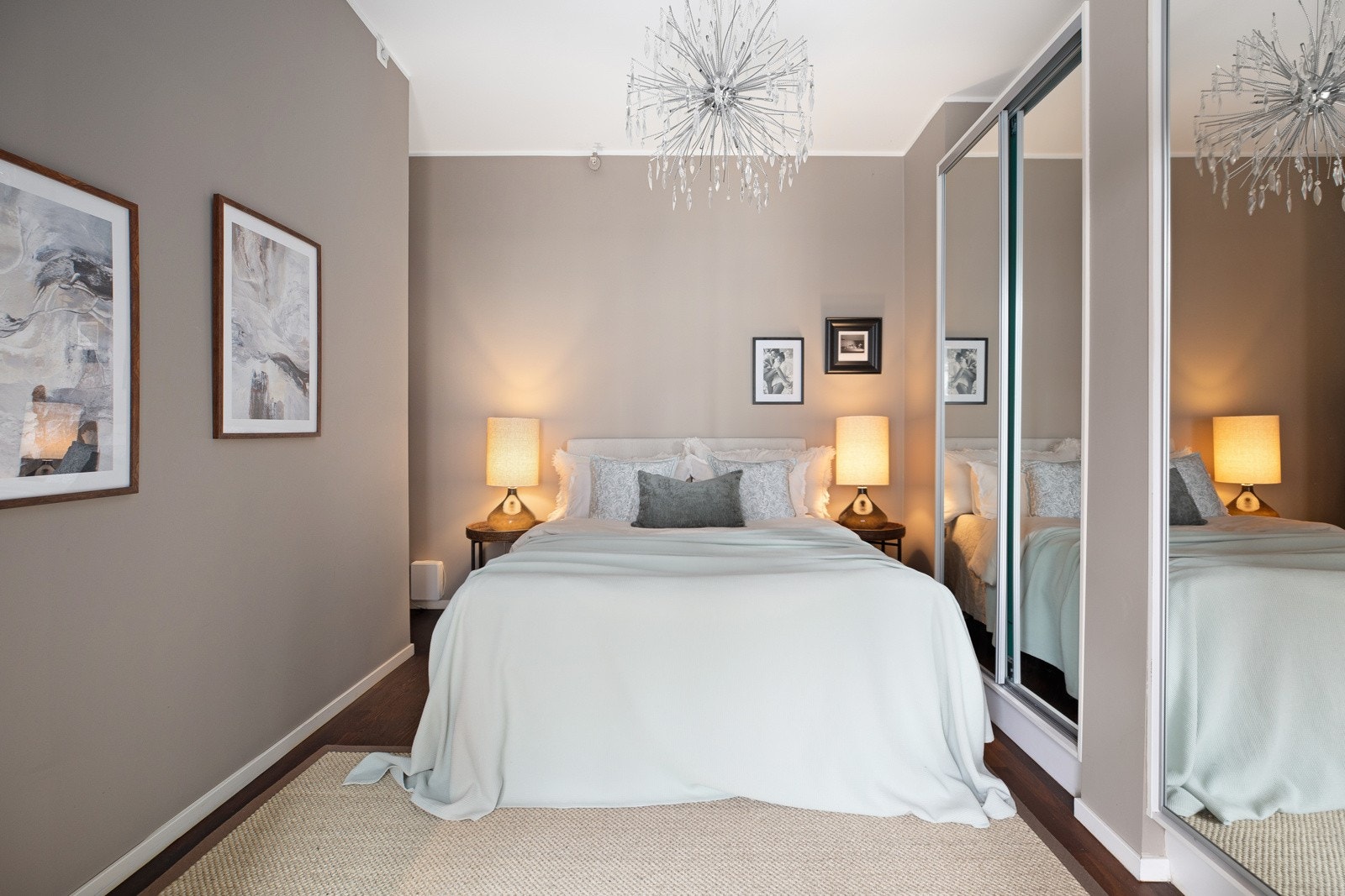 Alkoven er romslig med god plass til dobbeltseng med tilhørende møblement Galleribilde