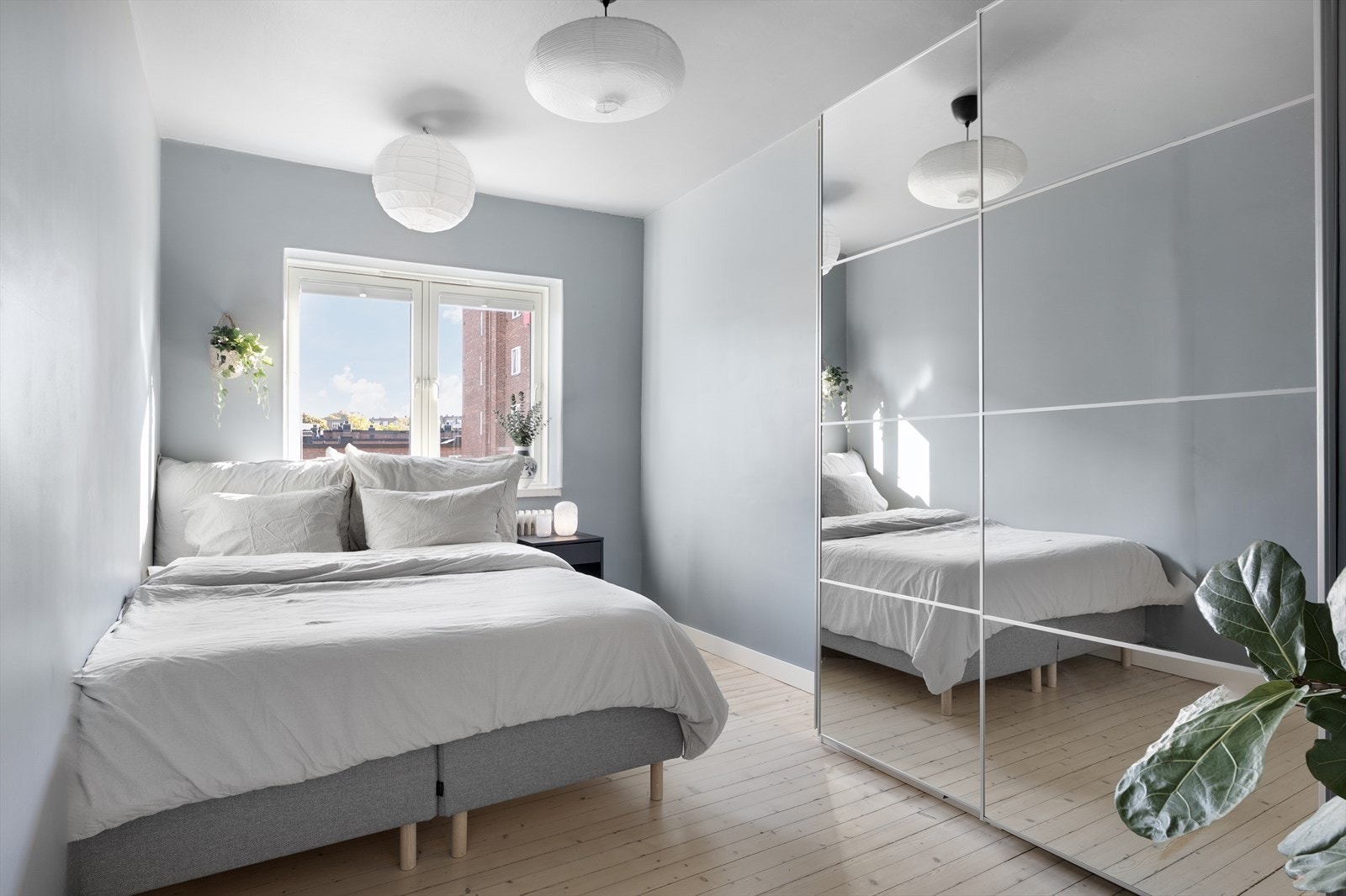 Soverommet er lyst og luftig! Her er det plass til dobbeltseng og nattbord. Det store vinduet med dyp karm gir mye lys og luft, så vel som oppbevaringsplass. Galleribilde