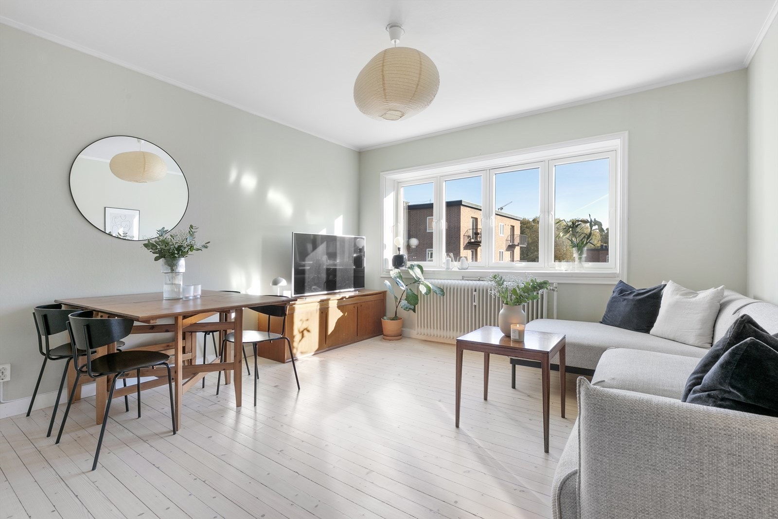 Velkommen til Trondheimsveien 176! Her får dere en lys og moderne toppleilighet med svært attraktiv og sentral beliggenhet. Vi ses på visning! Galleribilde