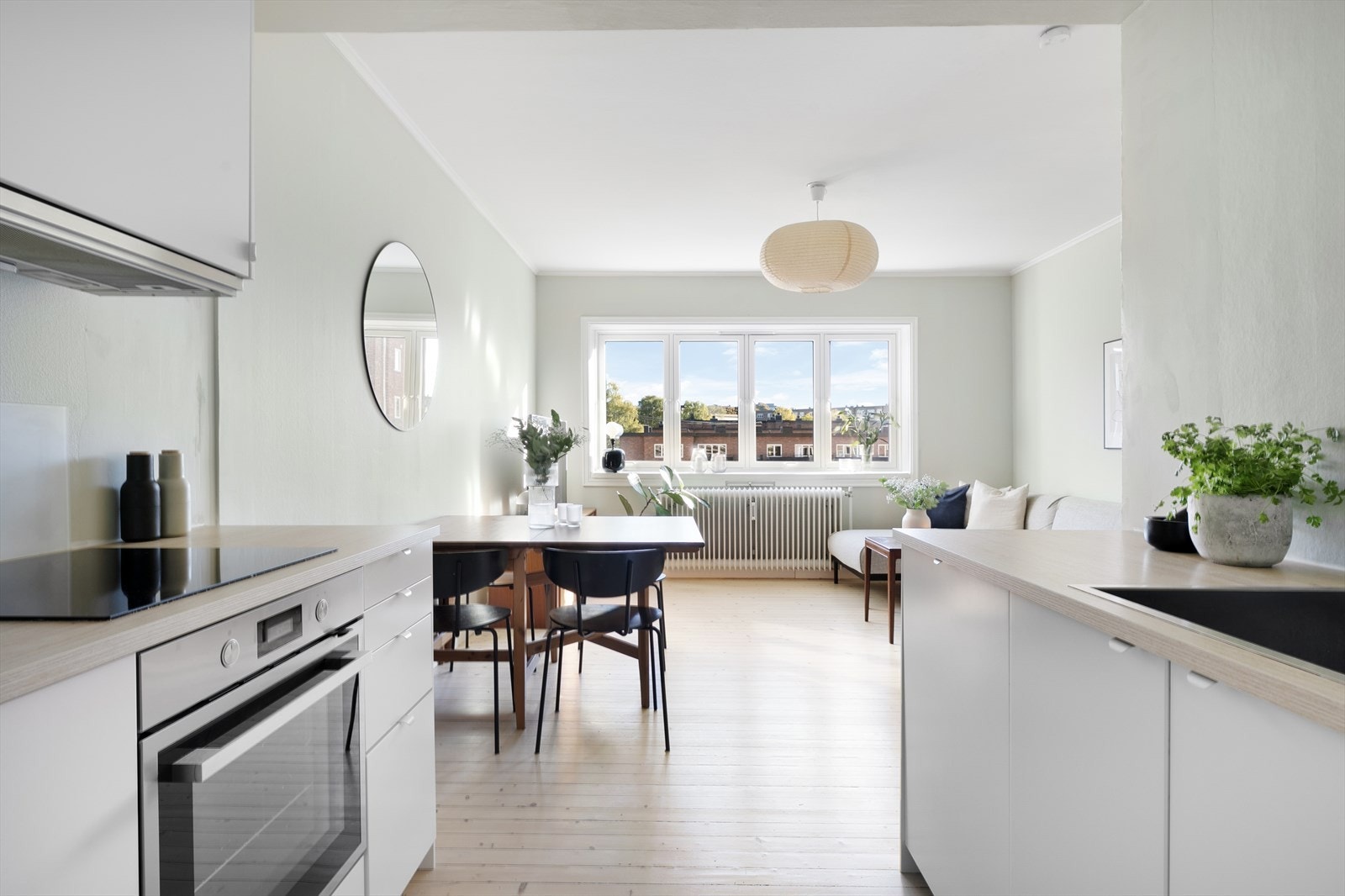 Leiligheten har en sosial, åpen løsning mellom stue og kjøkken, noe dagens eier selv har satt stor pris på. Her kan dere sosialisere og kokkelere på samme tid! Galleribilde