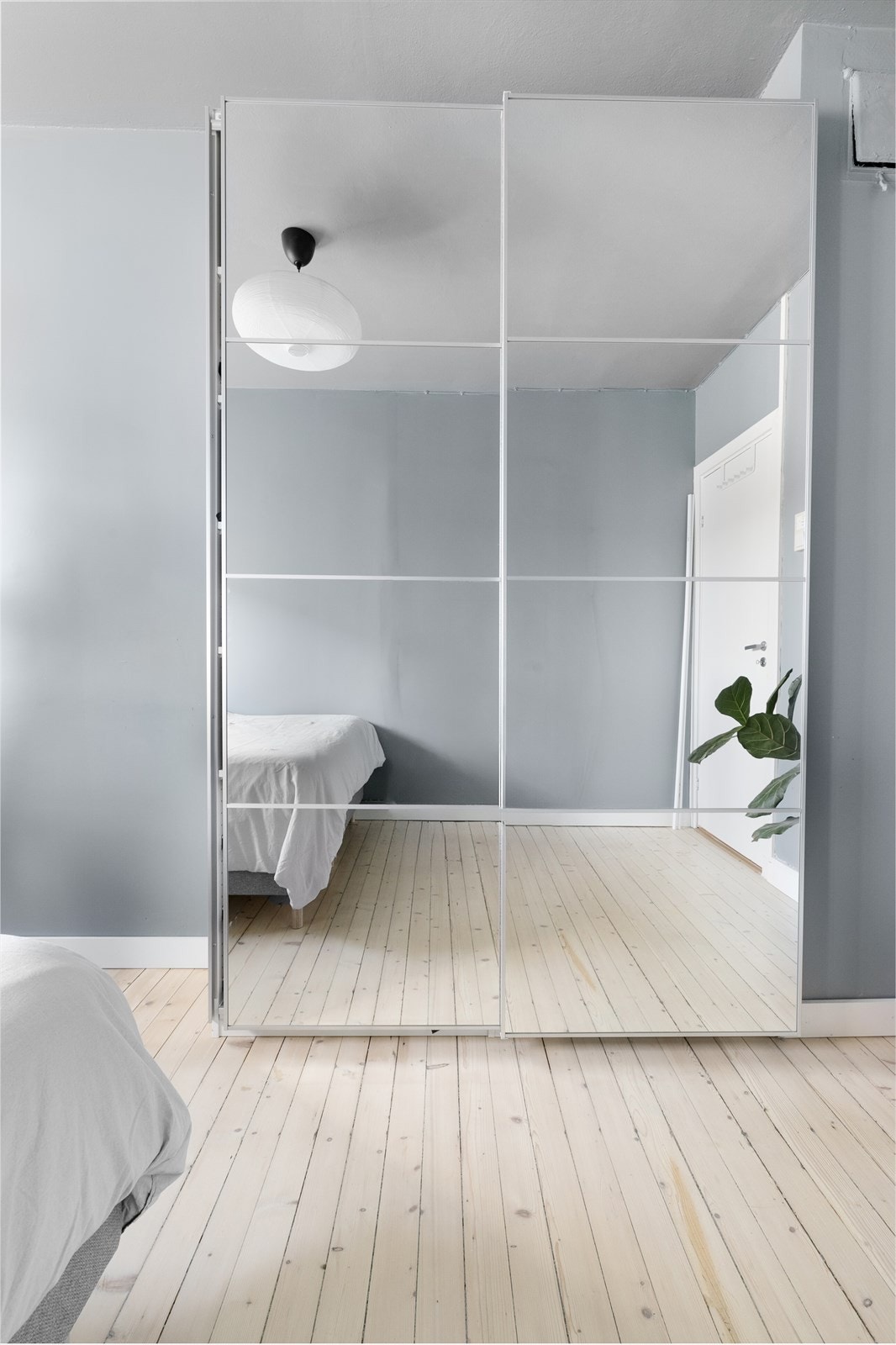 Stort garderobeskap gir plass til klær og sko. Galleribilde