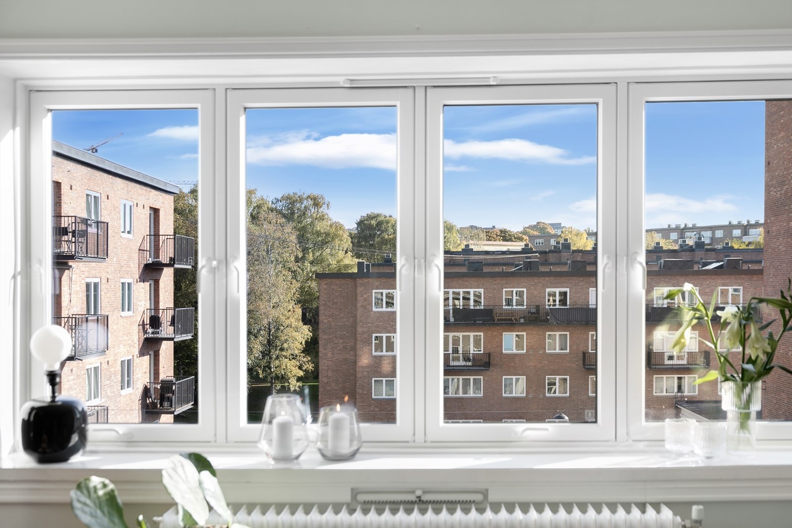 Legg merke til de store vinduene med dype karmer som slipper inn rikelig med lys og luft i rommet, så vel som hyggelig utsyn. Galleribilde