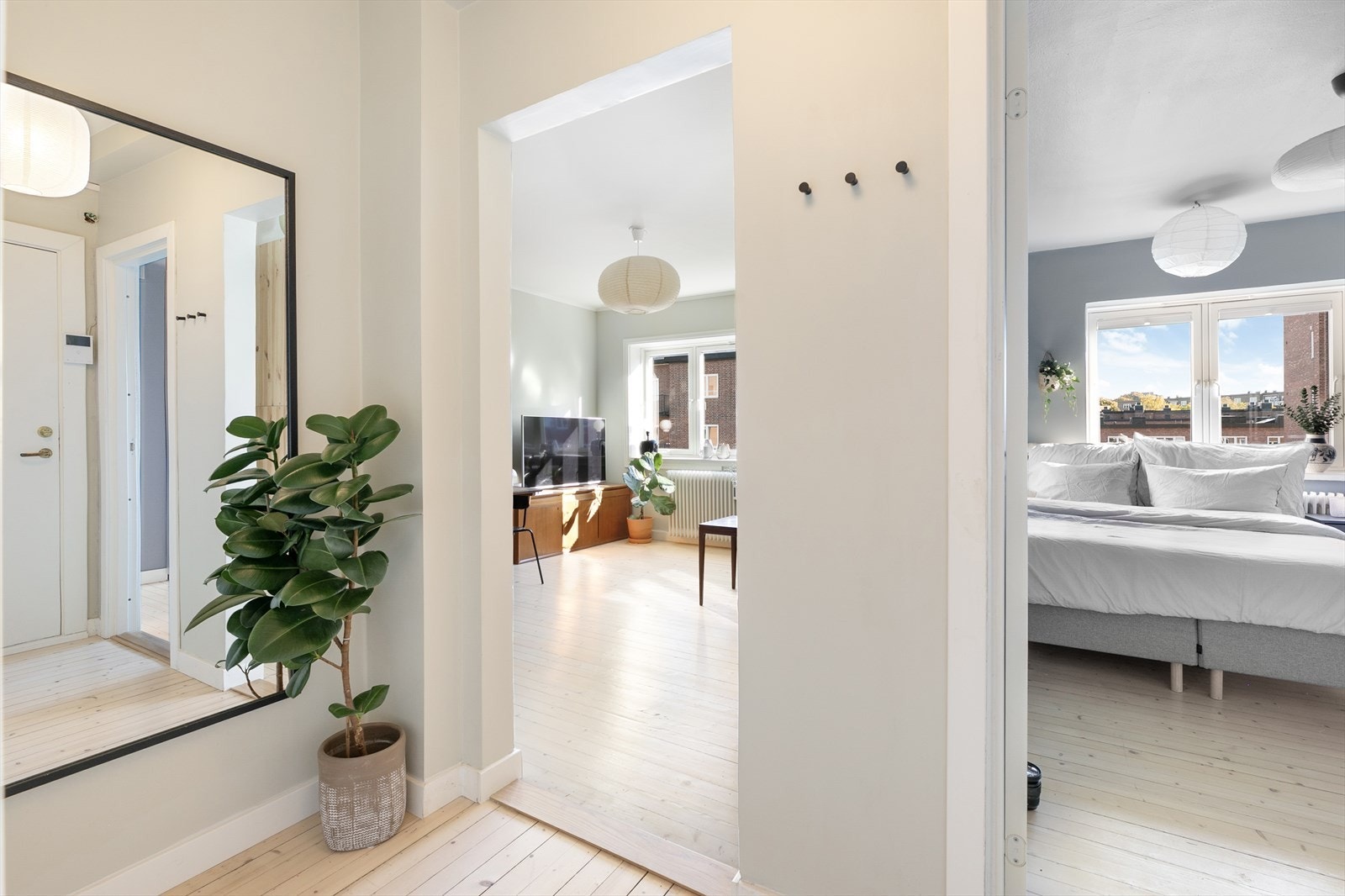 Gangen er det naturlige bindeleddet mellom alle rom i boligen. Fra gangen er det adkomst til en svært praktisk, innvendig bod med plass til alt av yttertøy, sko og vaskeutstyr. Galleribilde