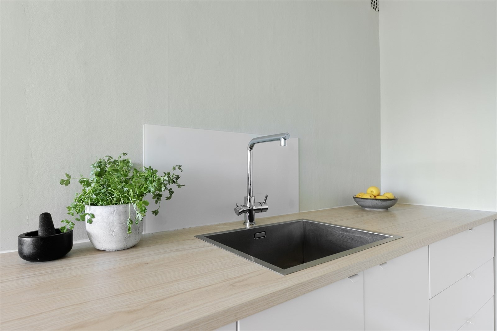 Det er godt med oppbevaringsplass i skuffer og skap som gjør det enkelt å holde orden. Av hvitevarer følger oppvaskmaskin, komfyr, platetopp og kjøl- og fryseskap. Her kan dere enkelt kokkelere og sosialisere på samme tid! Galleribilde