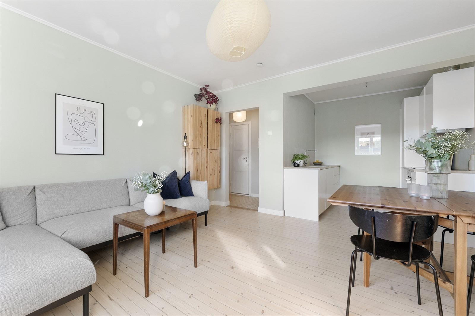 Alle vegger ble sparklet og malt i nyere tid, noe som gir rommet et moderne uttrykk. Det lekre tregulvet er også slipt i nyere tid. Galleribilde