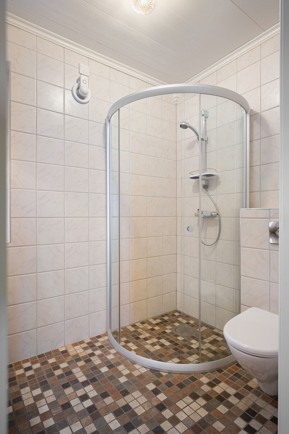 Inneholder servantinnredning, dusjkabinett og toalett Galleribilde