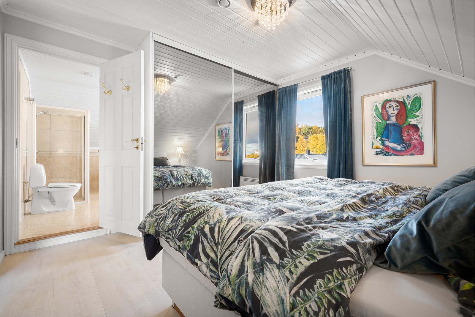 Spesialtilpasset garderobeløsning med skyvedører Galleribilde