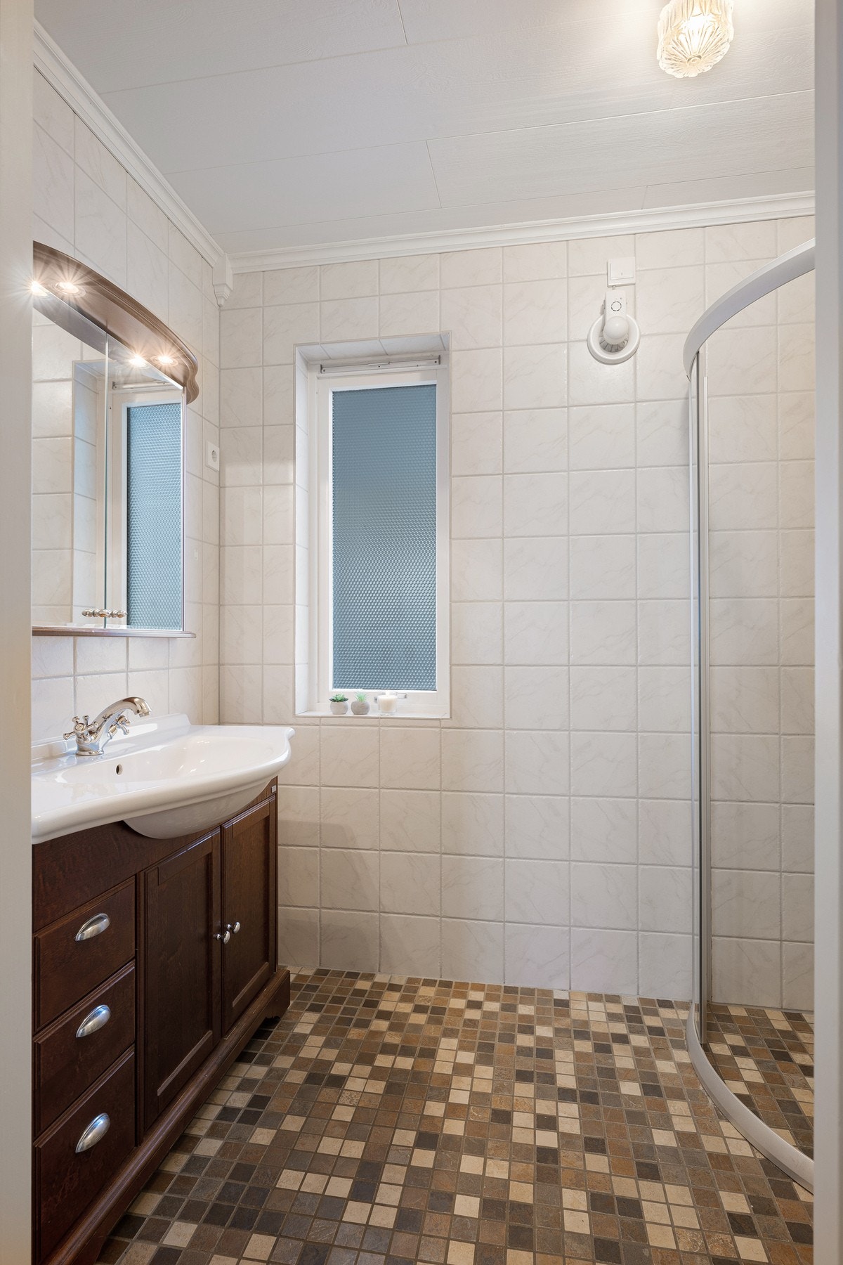 Badet i hovedetasjen har klassisk innredning, dusjhjørne og wc Galleribilde