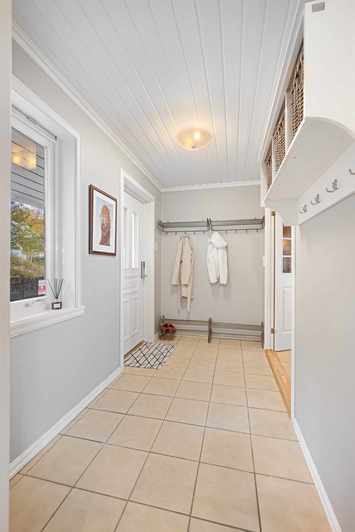 I vindfanget er det god plass til oppheng av yttertøy både på knagger og hylleløsninger på vegg Galleribilde