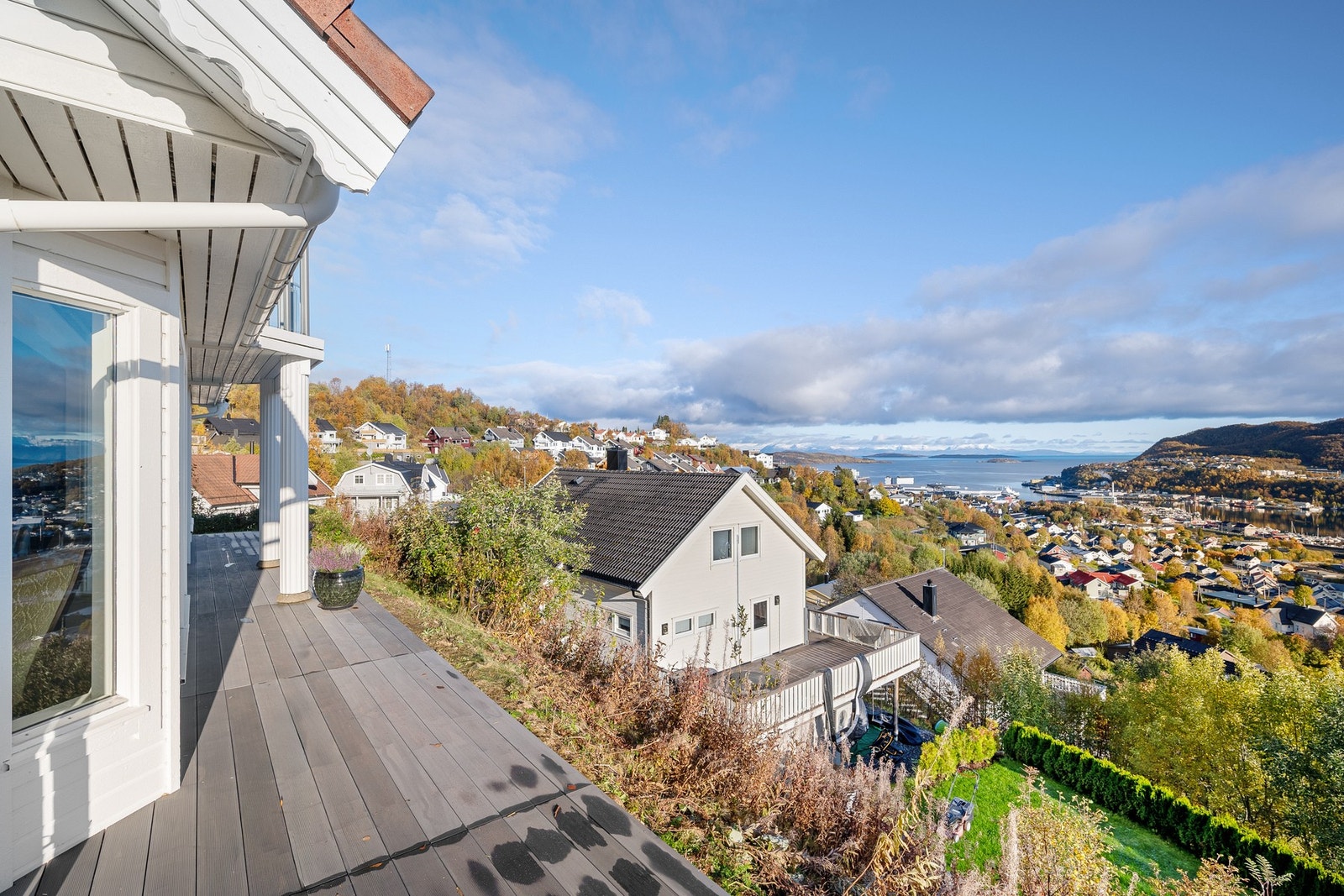 Eiendommen byr på strålende utsikt over Vågsfjorden og Harstad by Galleribilde