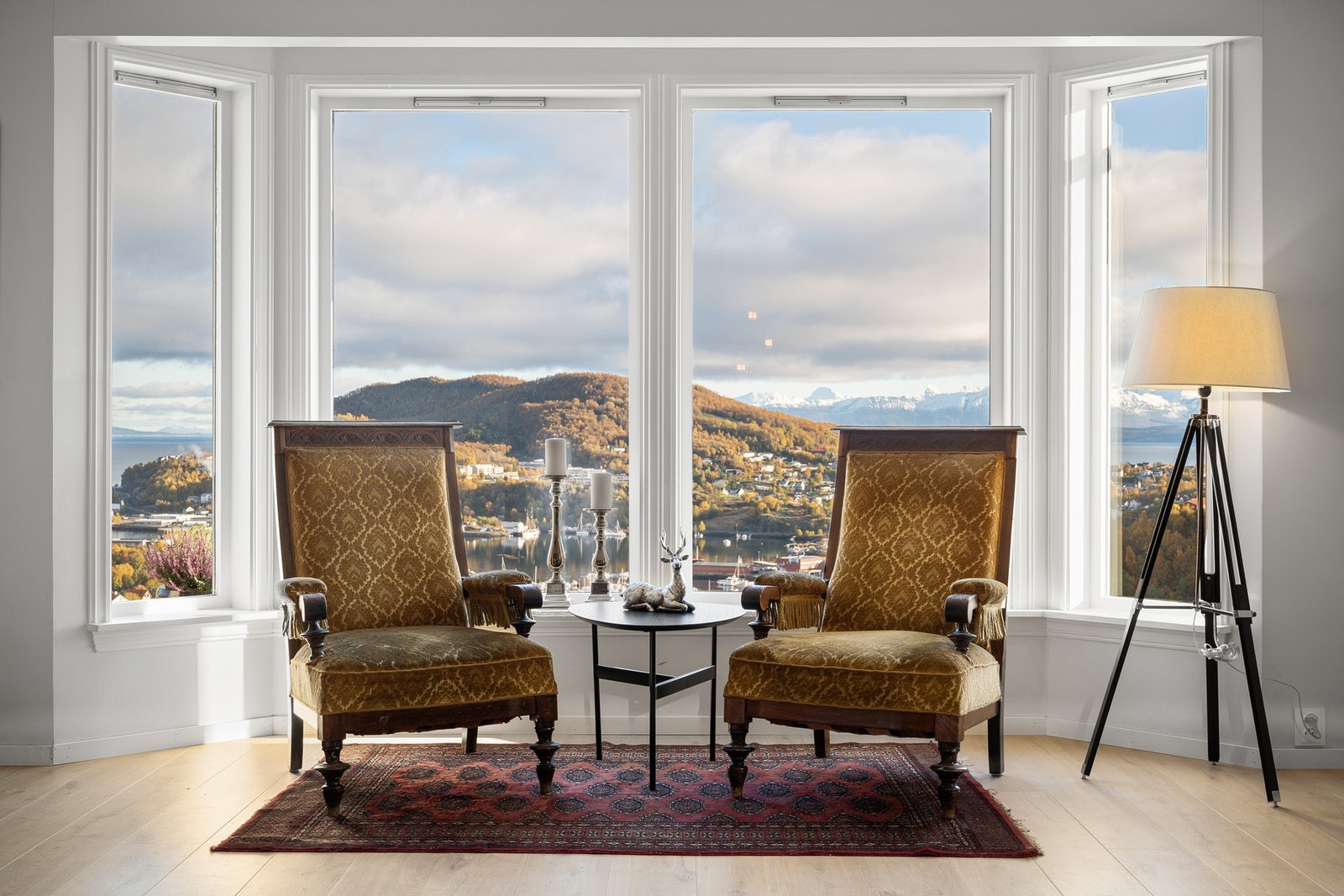 Koselig sitteplass med panoramautsikt mot havet, Gangsåstoppen og vakkert fjelllandskap Galleribilde