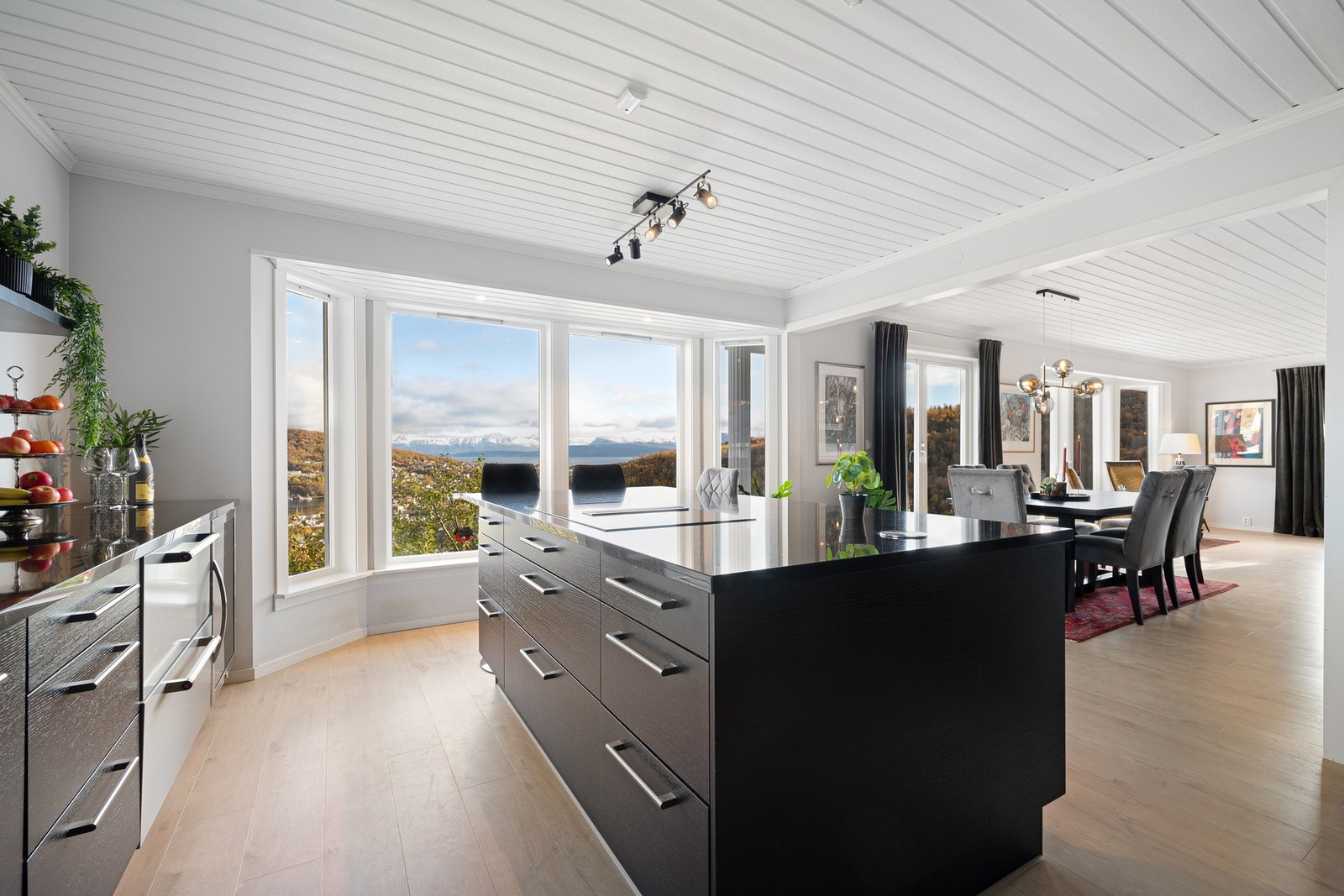 En liten smakebit på det luksuriøse kjøkkenet, i sort eik fra HTH Galleribilde