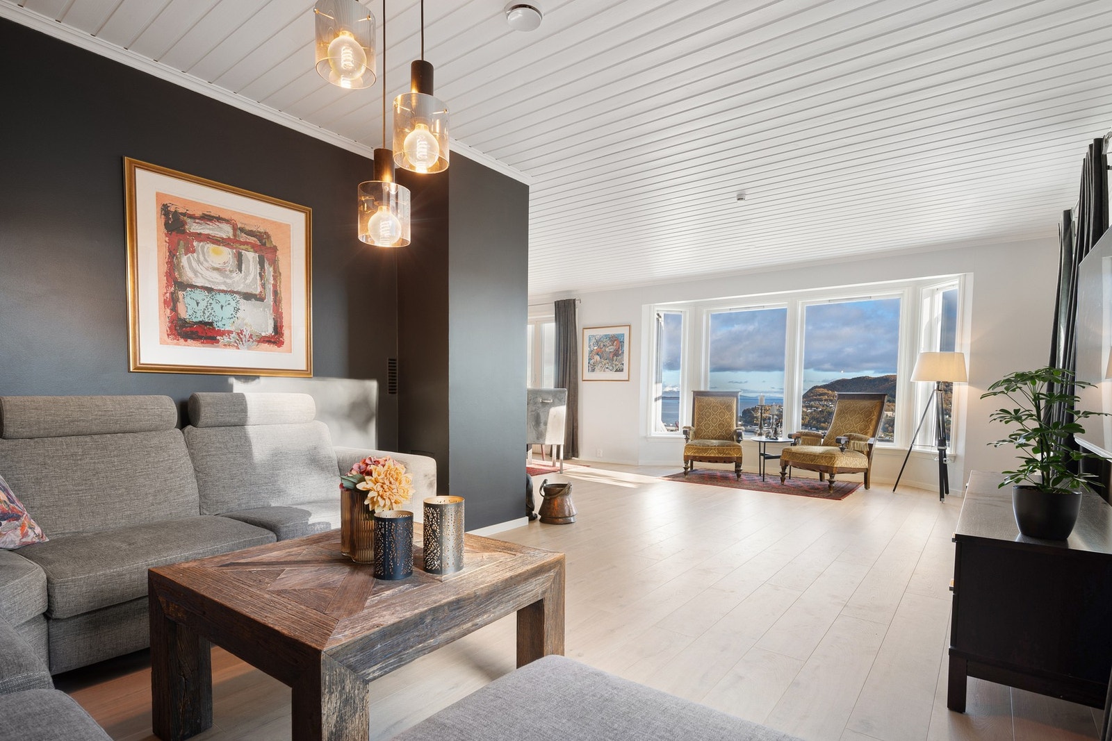 Funksjonell planløsning gir mulighet for møblement i flere soner Galleribilde