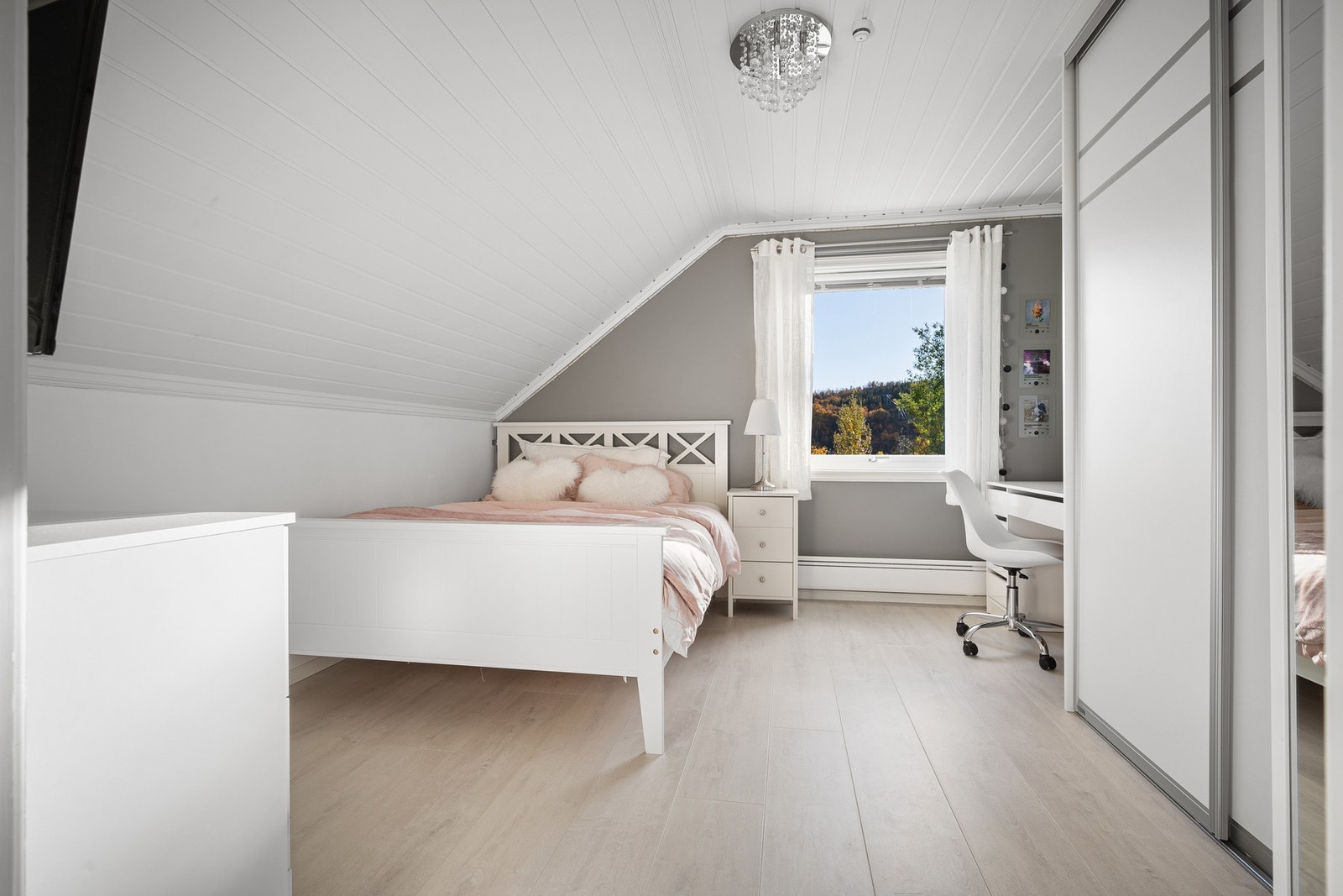 Soverom nr 2 - med skyvedørsgarderobe Galleribilde