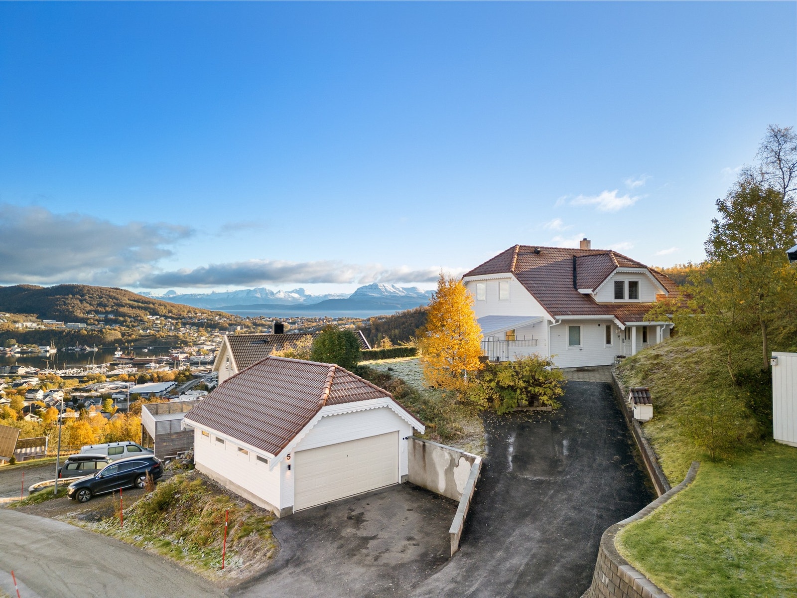 Her får du dobbelgarasje og meget god plass for parkering på asfaltert gårdsplass Galleribilde