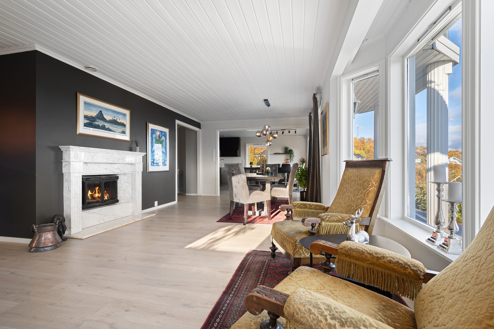 Dype vinduskarmer gir plass til blomster og lys Galleribilde