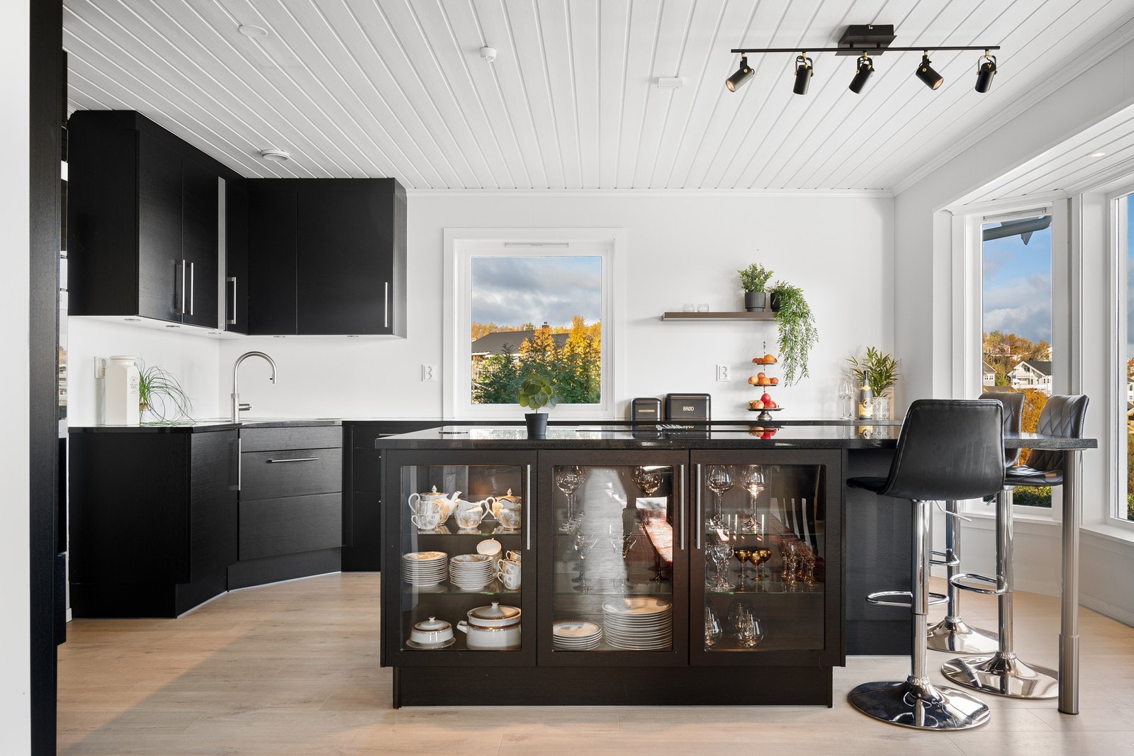 Her er det meste påkostet, med blant annet innebygd vinskap, bluetooth høytaler, kaffemaskin, fryseskap m/isbiter.. Galleribilde