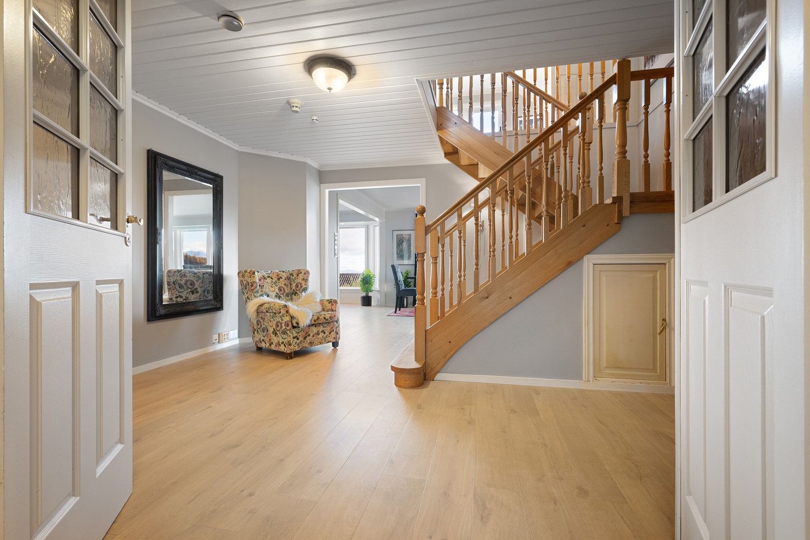 Romslig og luftig hall Galleribilde