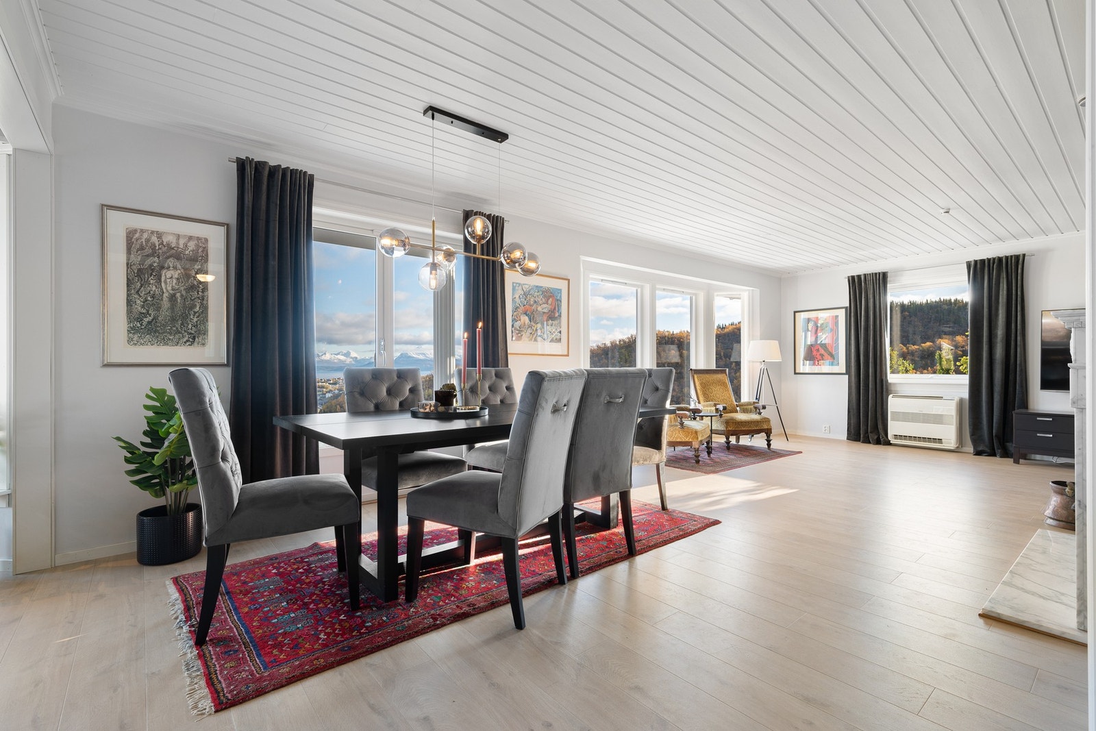 Spisestue - her er det god plass til å invitere til sosiale sammenkomster Galleribilde