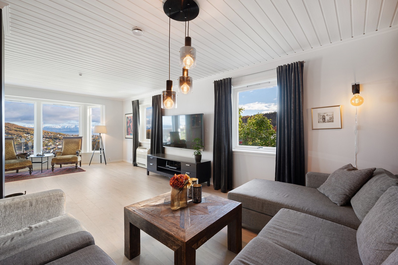 Stuen byr på rause vindusflater, som slipper inn rikelig med naturlig lys og gir nydelig utsikt Galleribilde