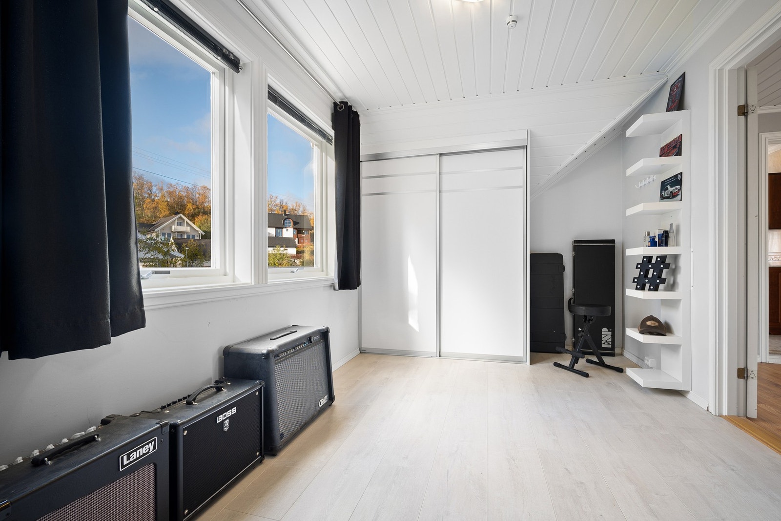 Innebygget skyvedørsgarderobe Galleribilde