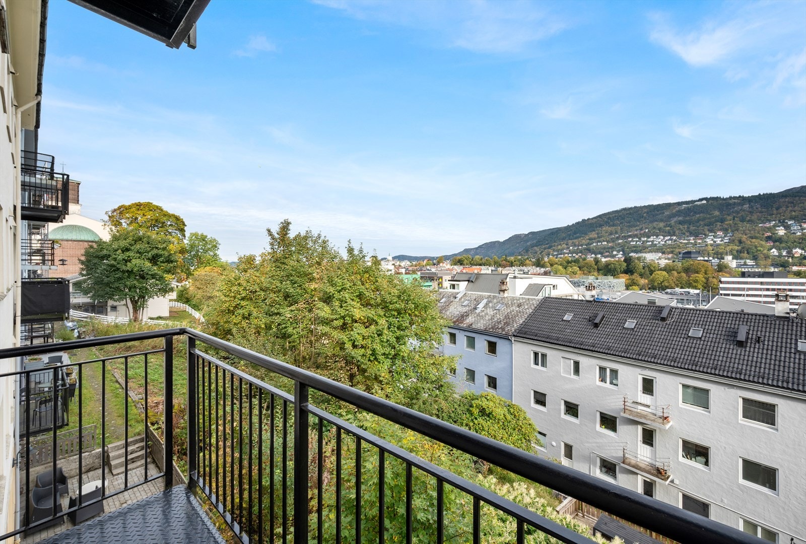 Fra stuen har man adkomst til en balkong med nydelig utsikt! Galleribilde