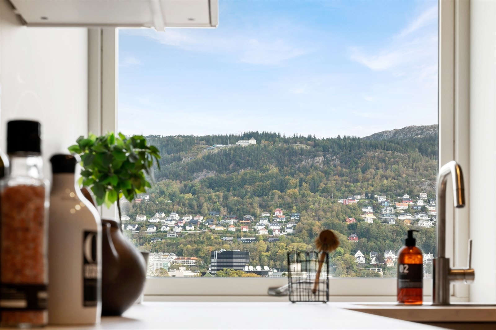 Ikke feil å kunne lage mat til denne utsikten! Galleribilde