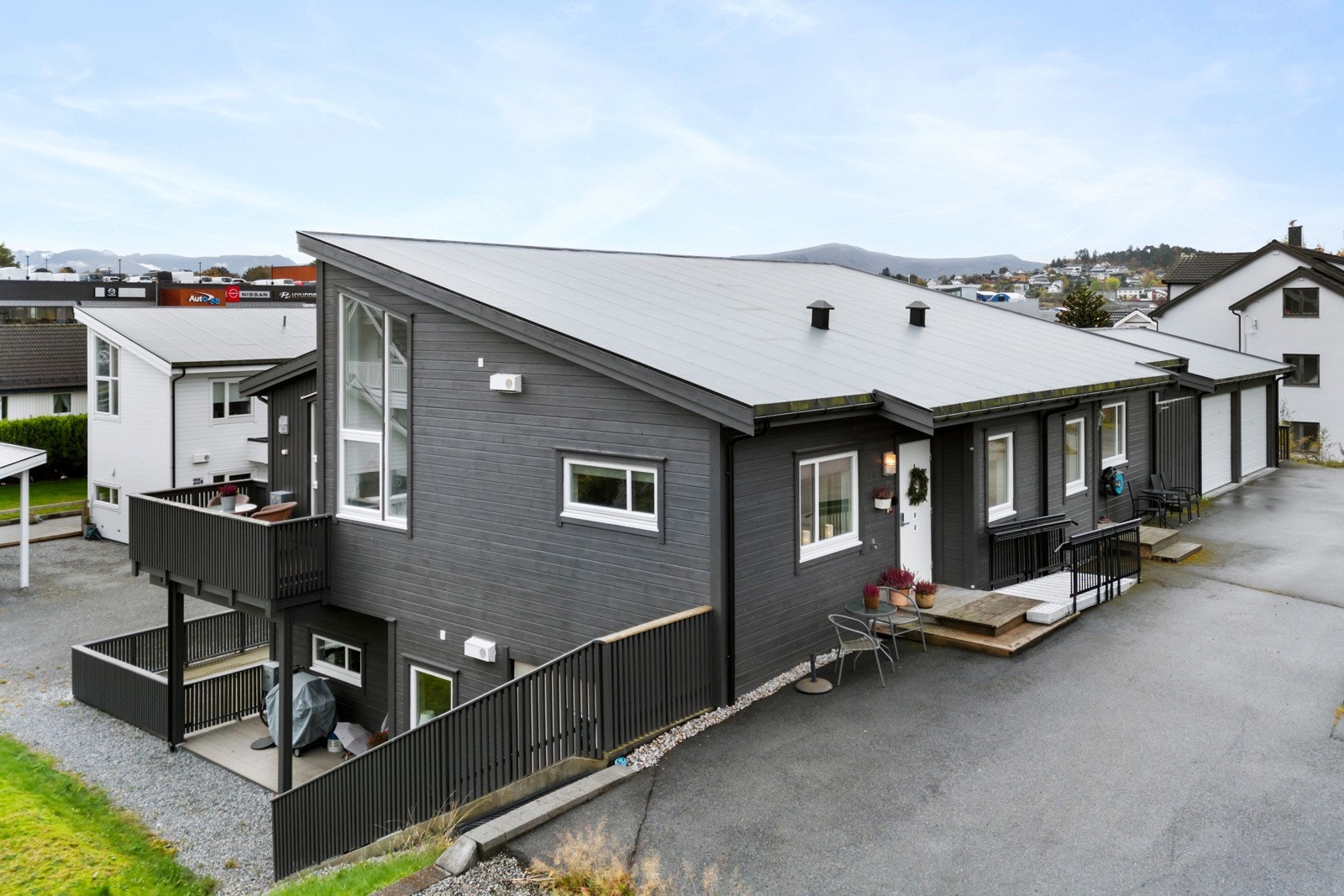 Trappefri adkomst og asfaltert innkjørsel. Legg merke til garasje som medfølger. Galleribilde