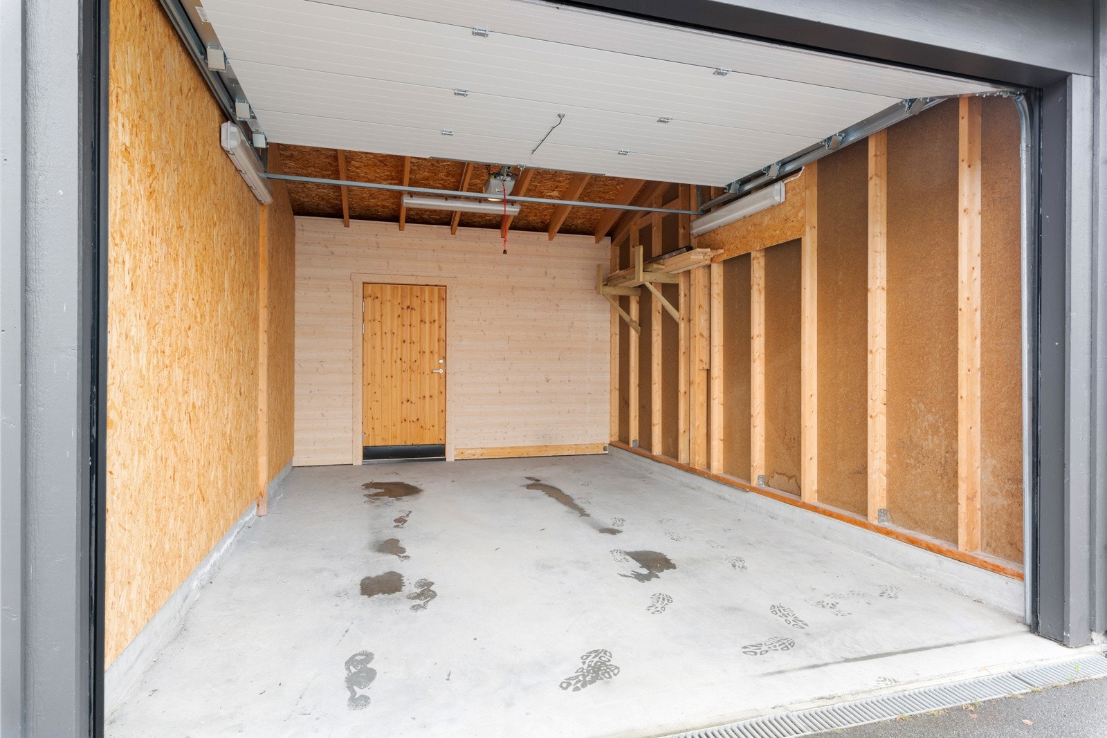 Garasjen har bod i bakkant for oppbevaring Galleribilde