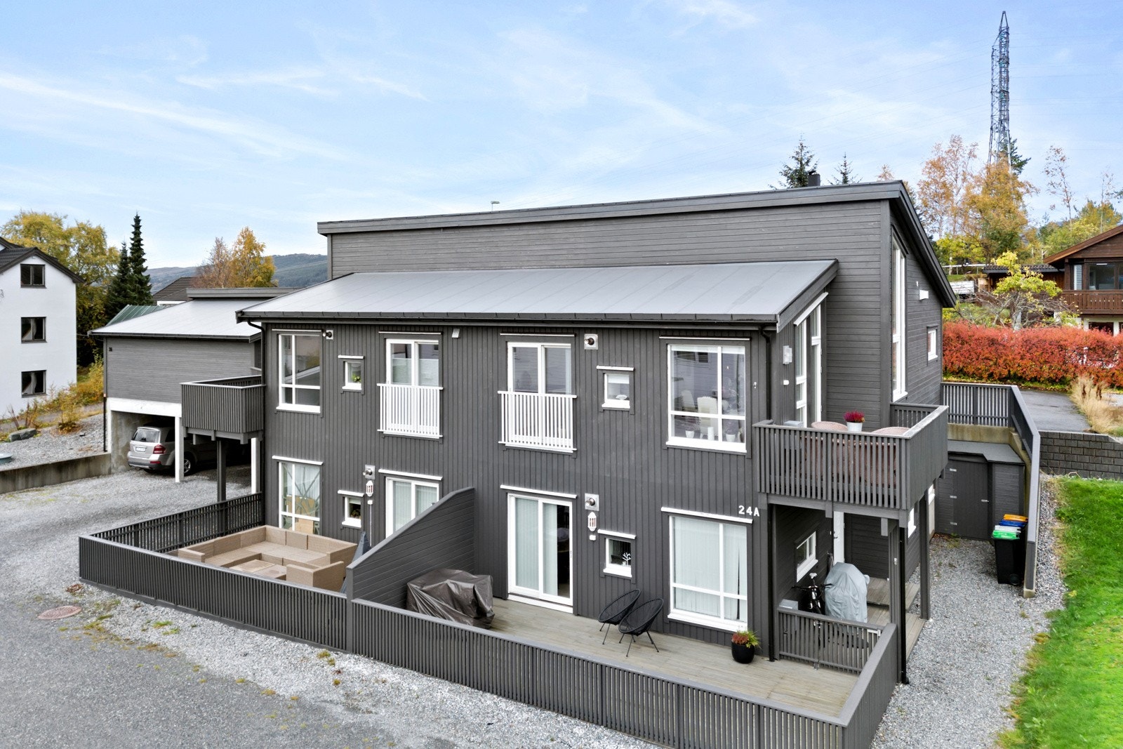 Fasadebilde, leiligheten ligger i øverste etasje og har trappefri adkomst fra nordsiden. Legg merke til verandaen mot øst. Galleribilde