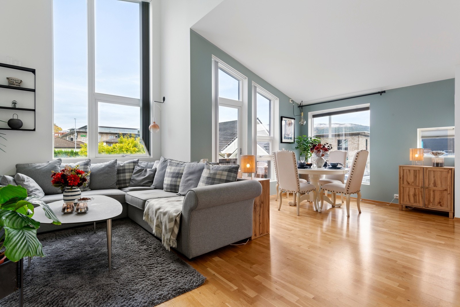 Gulvene har eikeparkett, legg også merke til de høye vinduene mot øst. Galleribilde