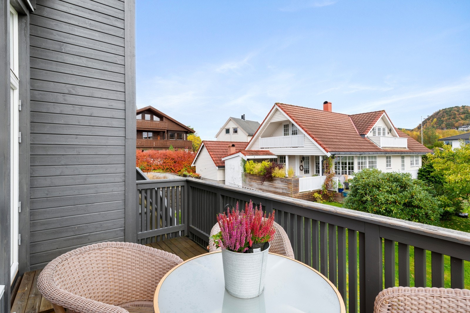 Garasje, veranda, gasspeis, vaskerom, gjesteparkering, 2 soverom - ja takk ! Galleribilde