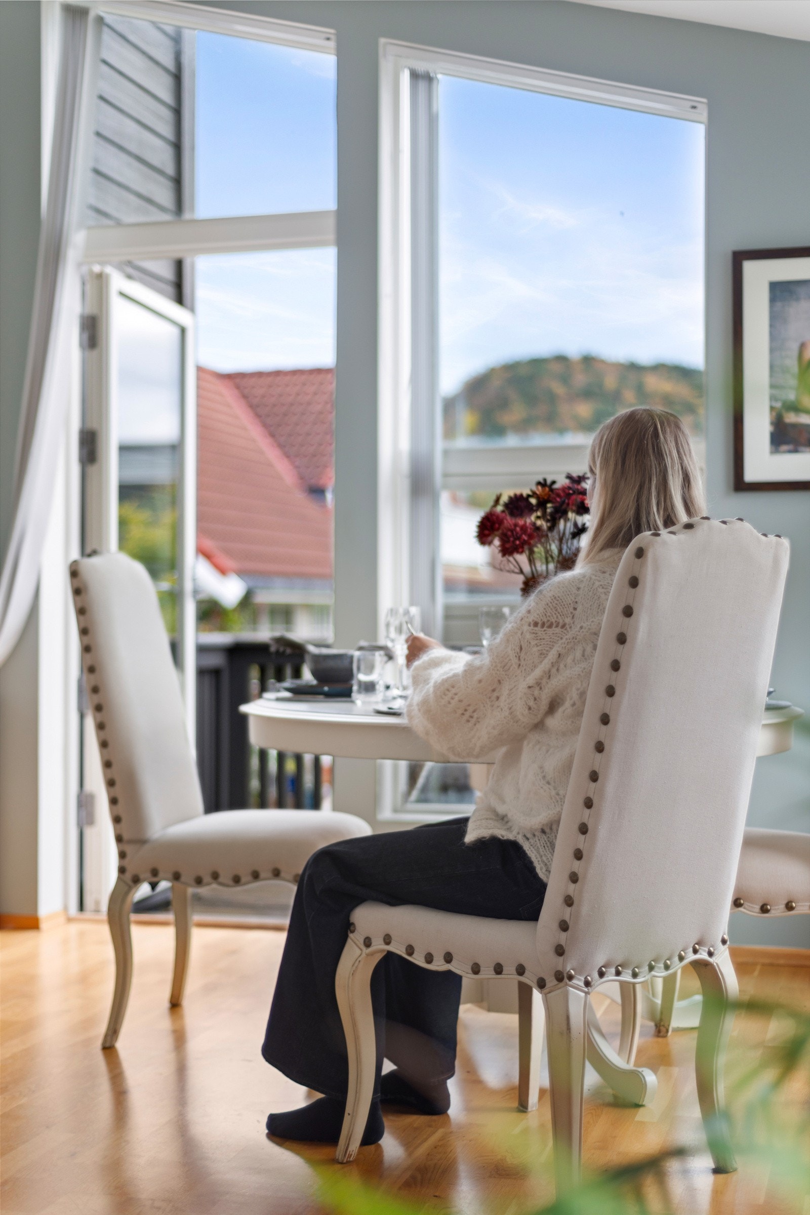 Leiligheten fra 2014 har gode lysforhold og ekstra takhøyde i stue/kjøkken. Her med utgang til veranda. Galleribilde