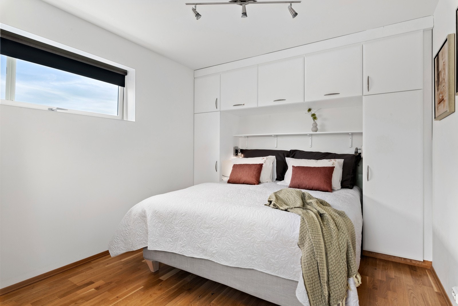 Hovedsoverommet har praktiske skapløsninger og lyse overflater. Galleribilde