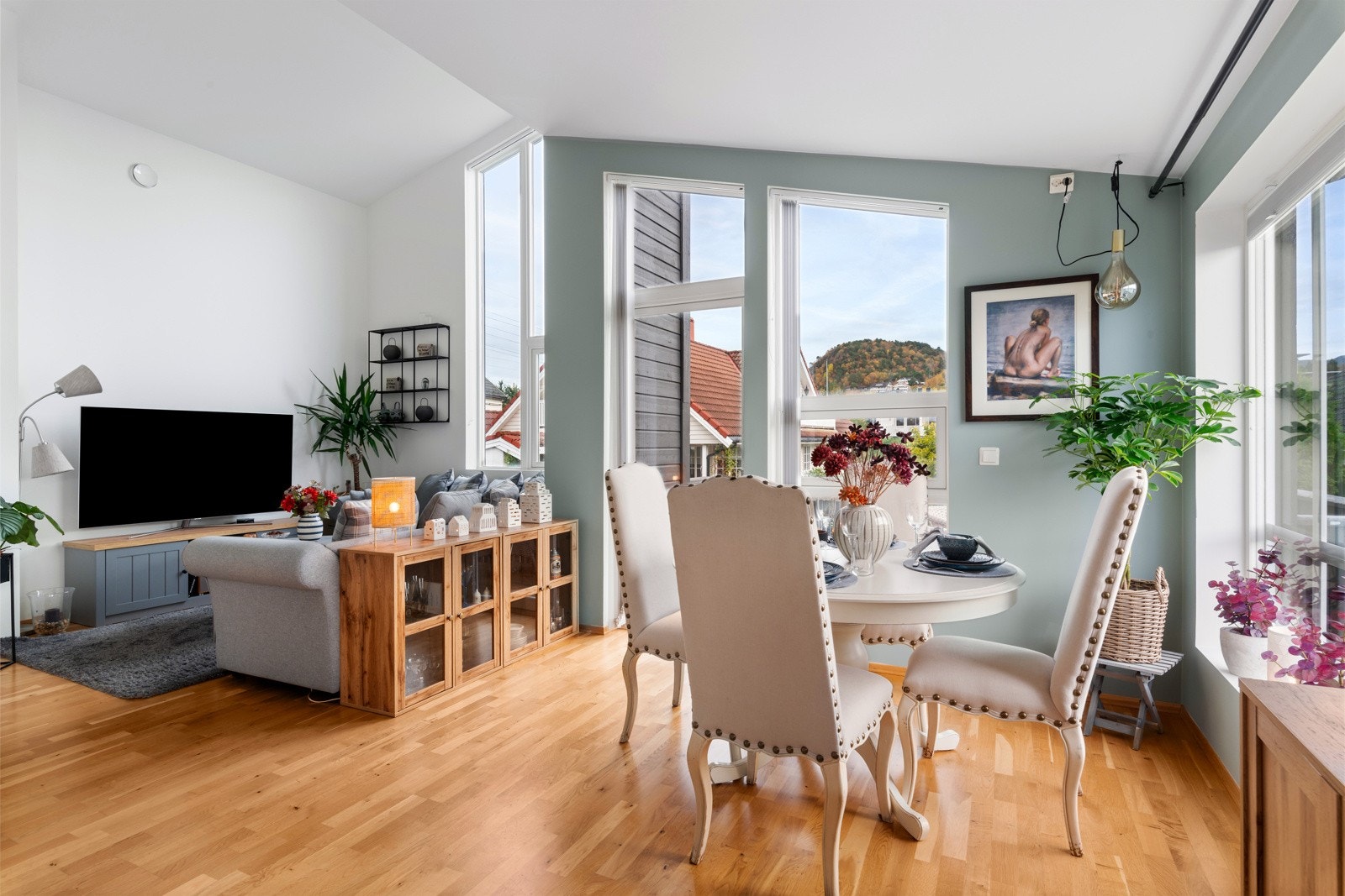 Tips til deg; ta med målbånd eller annet måleverktøy til visning. Ta også mål av møblene du har hjemme. Galleribilde