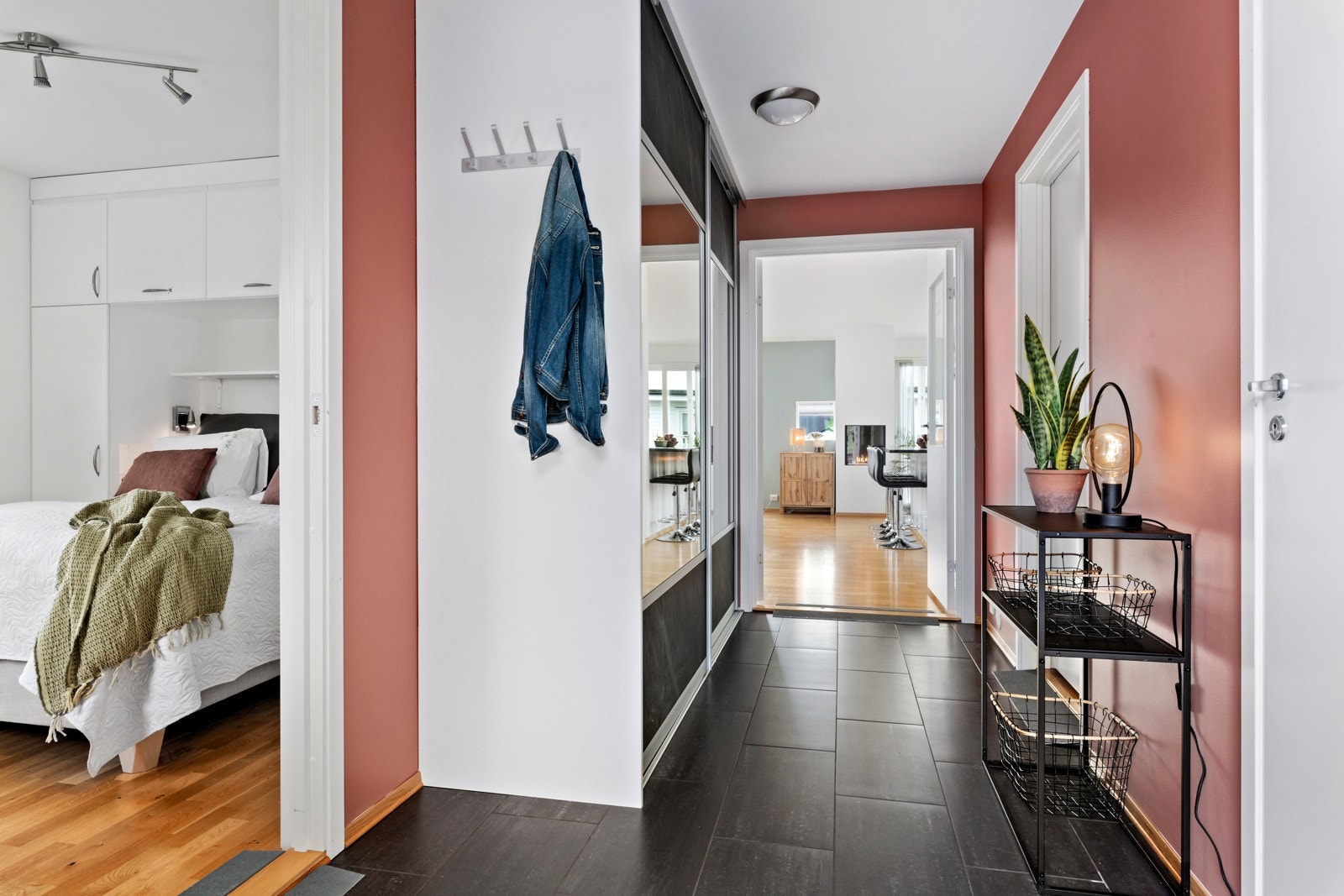 I gangen er det varmekabler i gulv og romslig skyvedørsgarderobe fra Garderobemannen. Galleribilde