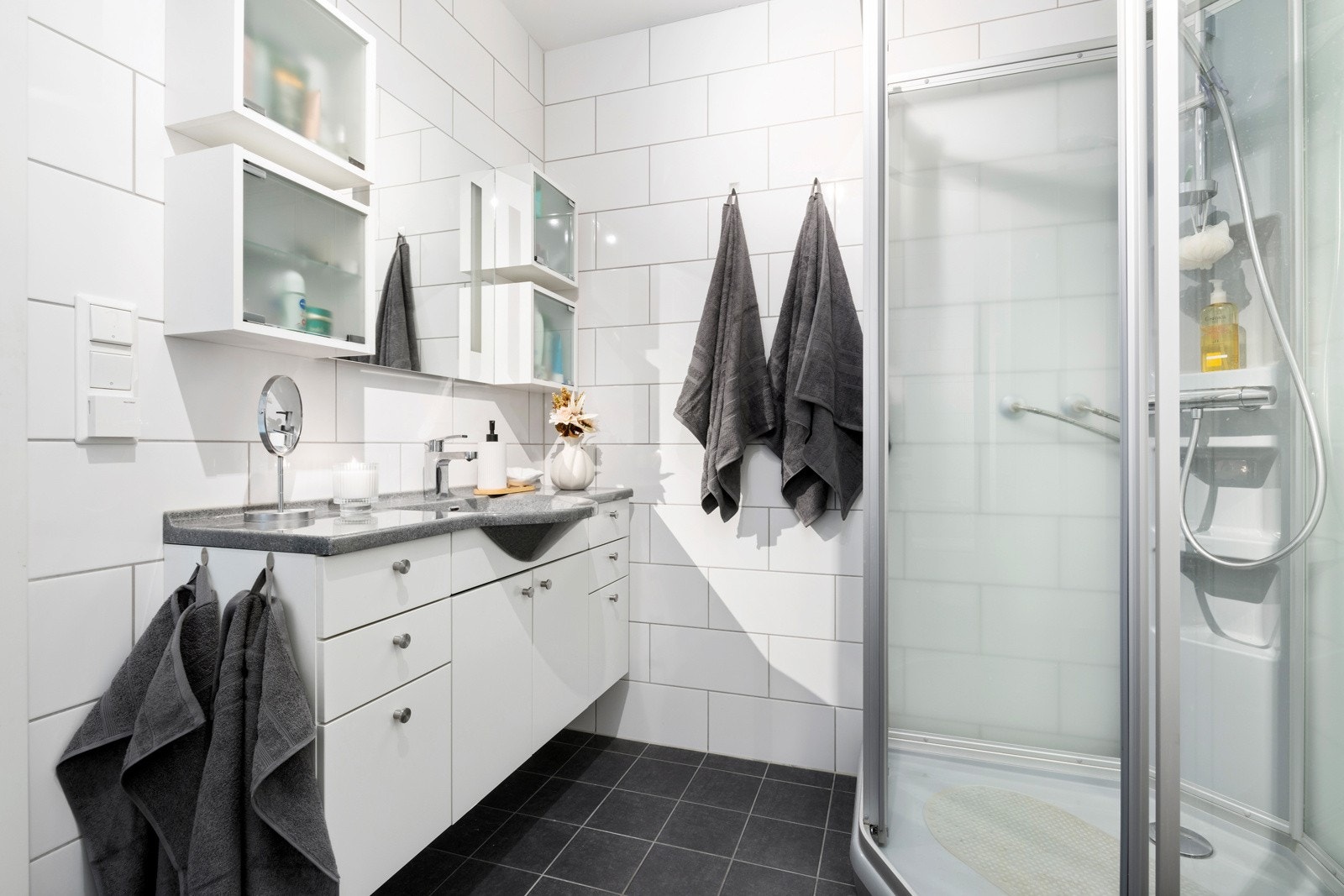 Sigdal er også leverandør på baderomsinnredningen, helstøpt servantplate i kompositt og speilet har integrert lys. Galleribilde